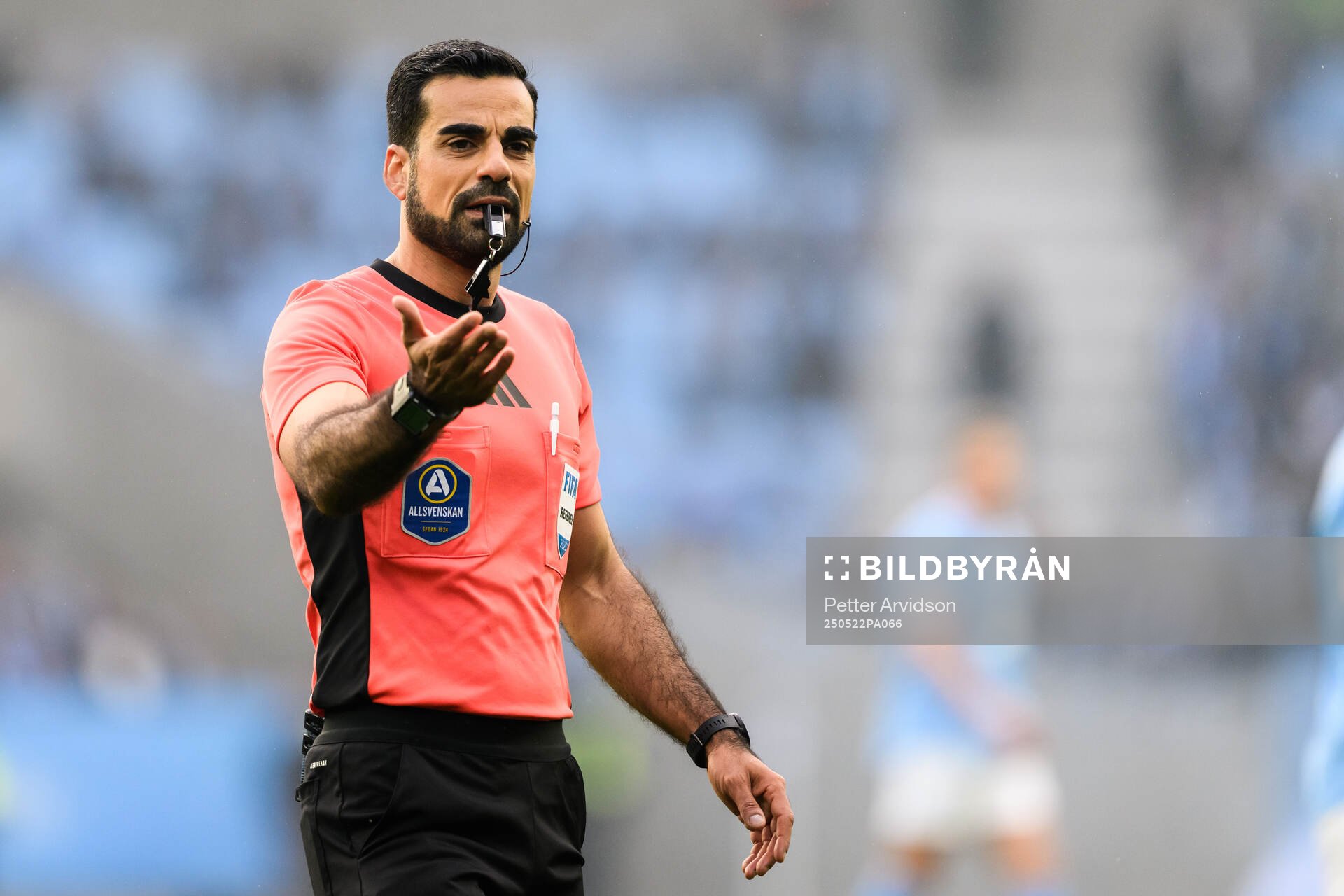 Domare Mohammed Al-Hakim under fotbollsmatchen i Allsvenskan mellan Malmö FF och AIK den 22 maj 2025 i Malmö. 