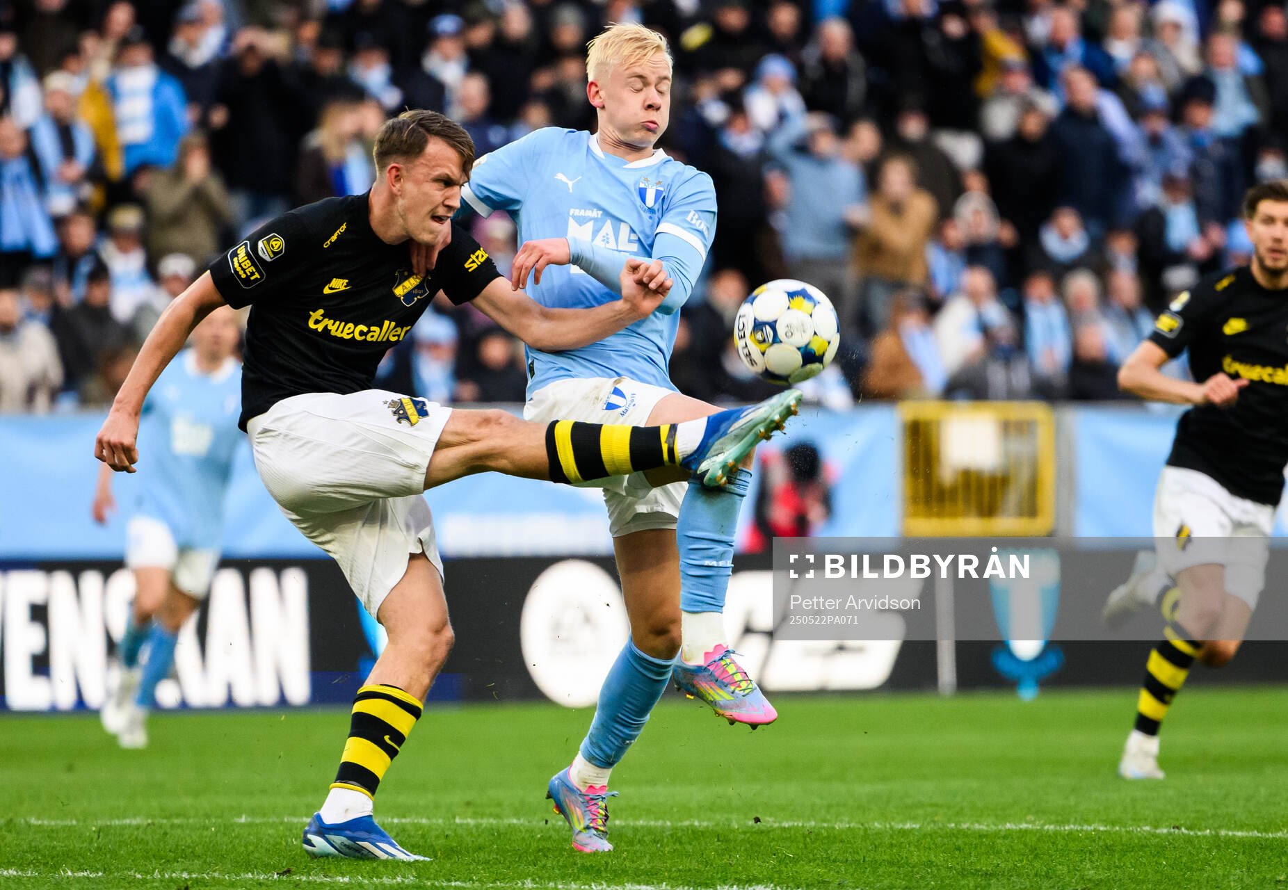 AIKs Kazper Karlsson och Malmö FFs Otto Rosengren under fotbollsmatchen i Allsvenskan mellan Malmö FF och AIK den 22 maj 2025 i Malmö. 