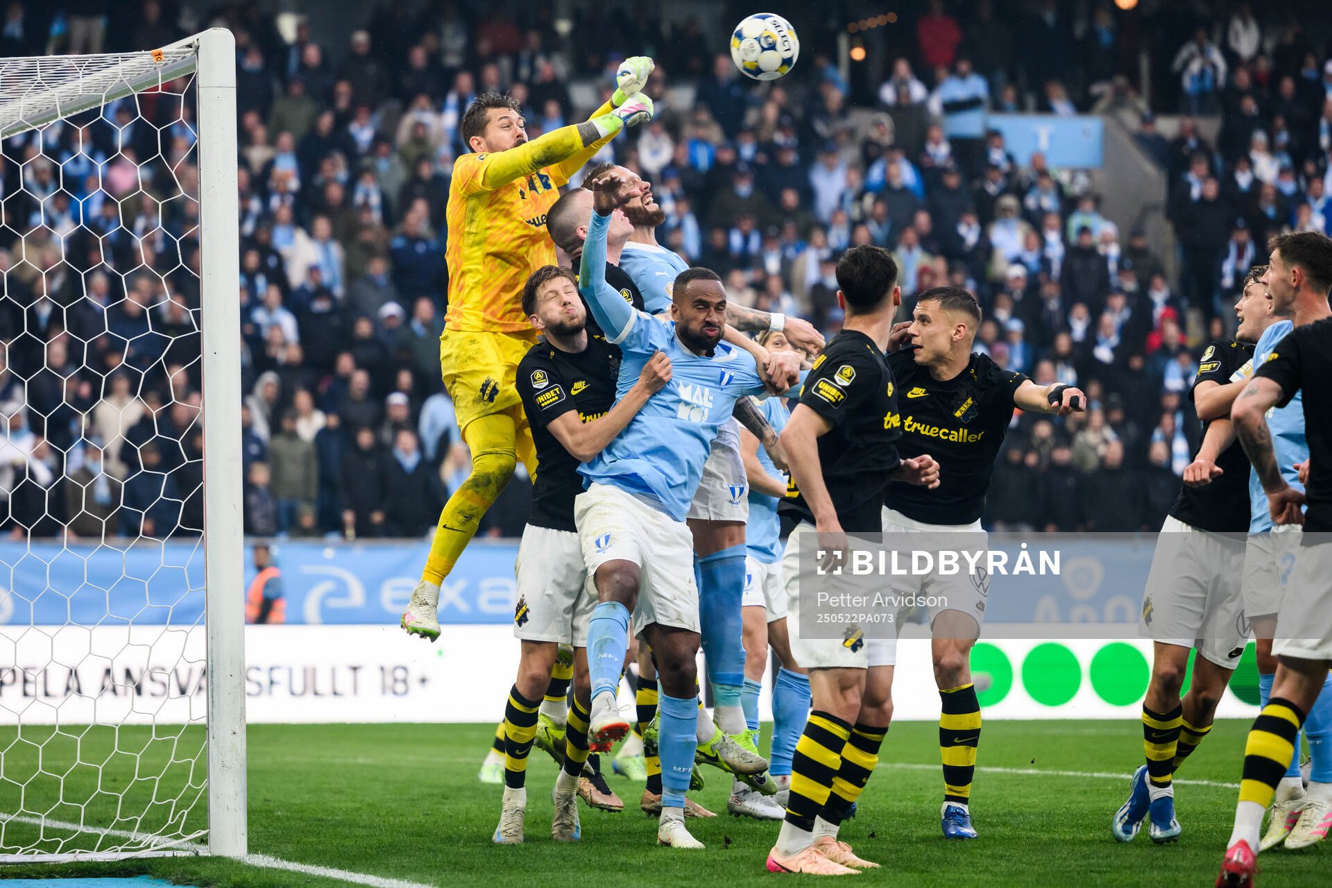AIKs Kristoffer Nordfeldt och Malmö FFs Isaac Kiese Thelin under fotbollsmatchen i Allsvenskan mellan Malmö FF och AIK den 22 maj 2025 i Malmö.