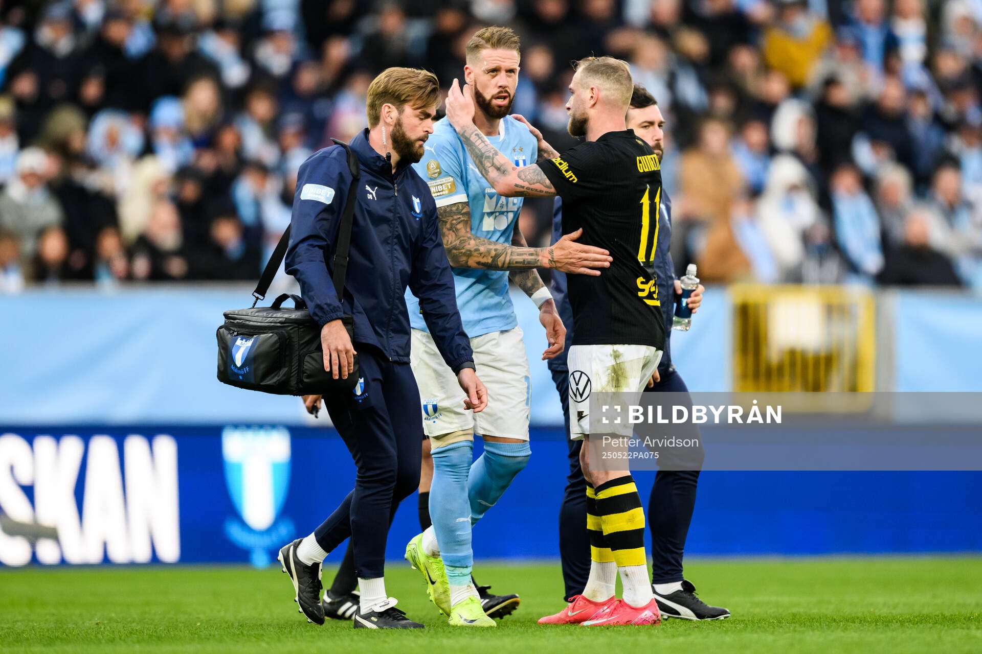Malmö FFs Pontus Jansson och AIKs John Guidetti under fotbollsmatchen i Allsvenskan mellan Malmö FF och AIK den 22 maj 2025 i Malmö. 