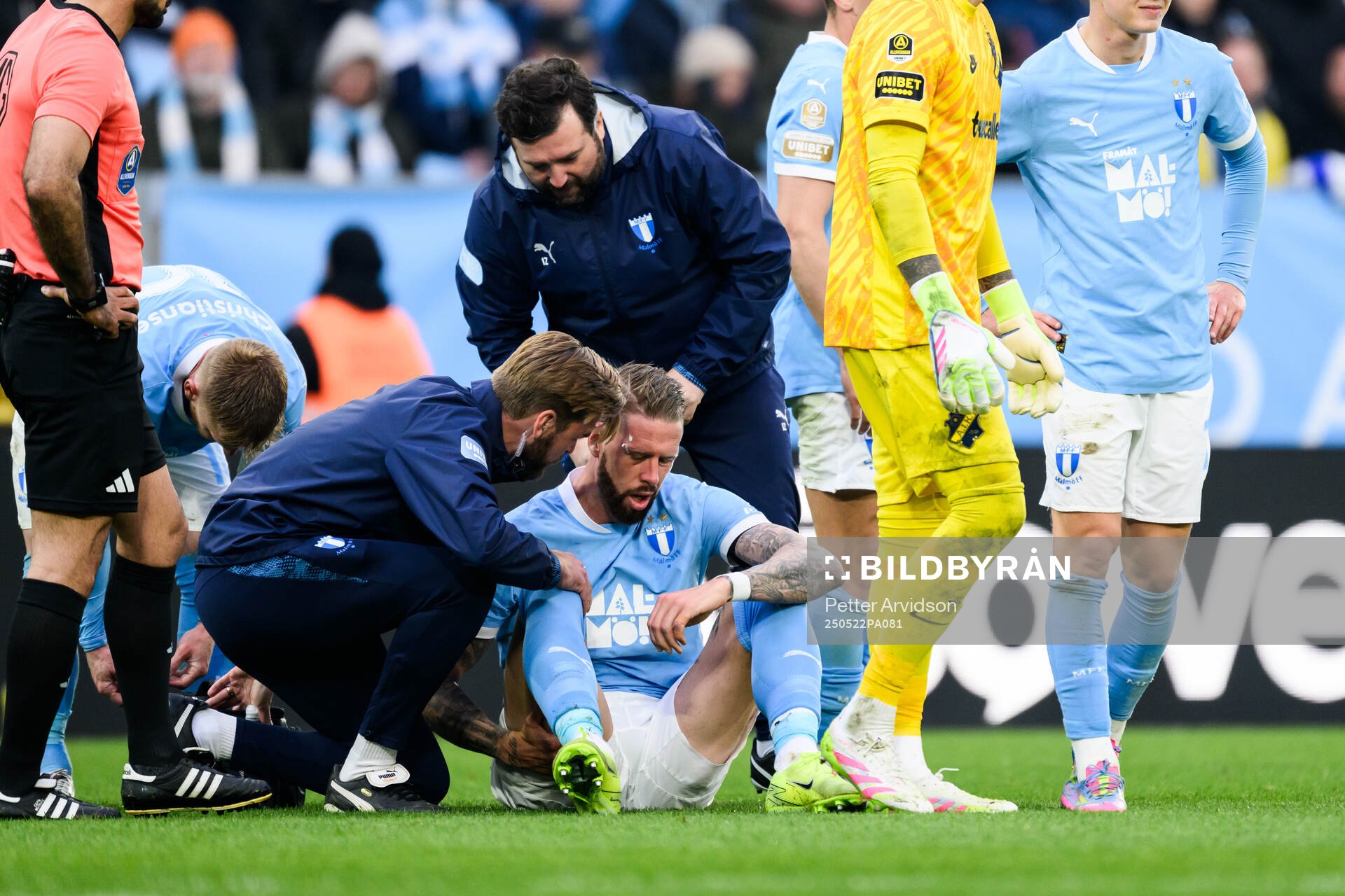 Malmö FFs Pontus Jansson har ont under fotbollsmatchen i Allsvenskan mellan Malmö FF och AIK den 22 maj 2025 i Malmö. 