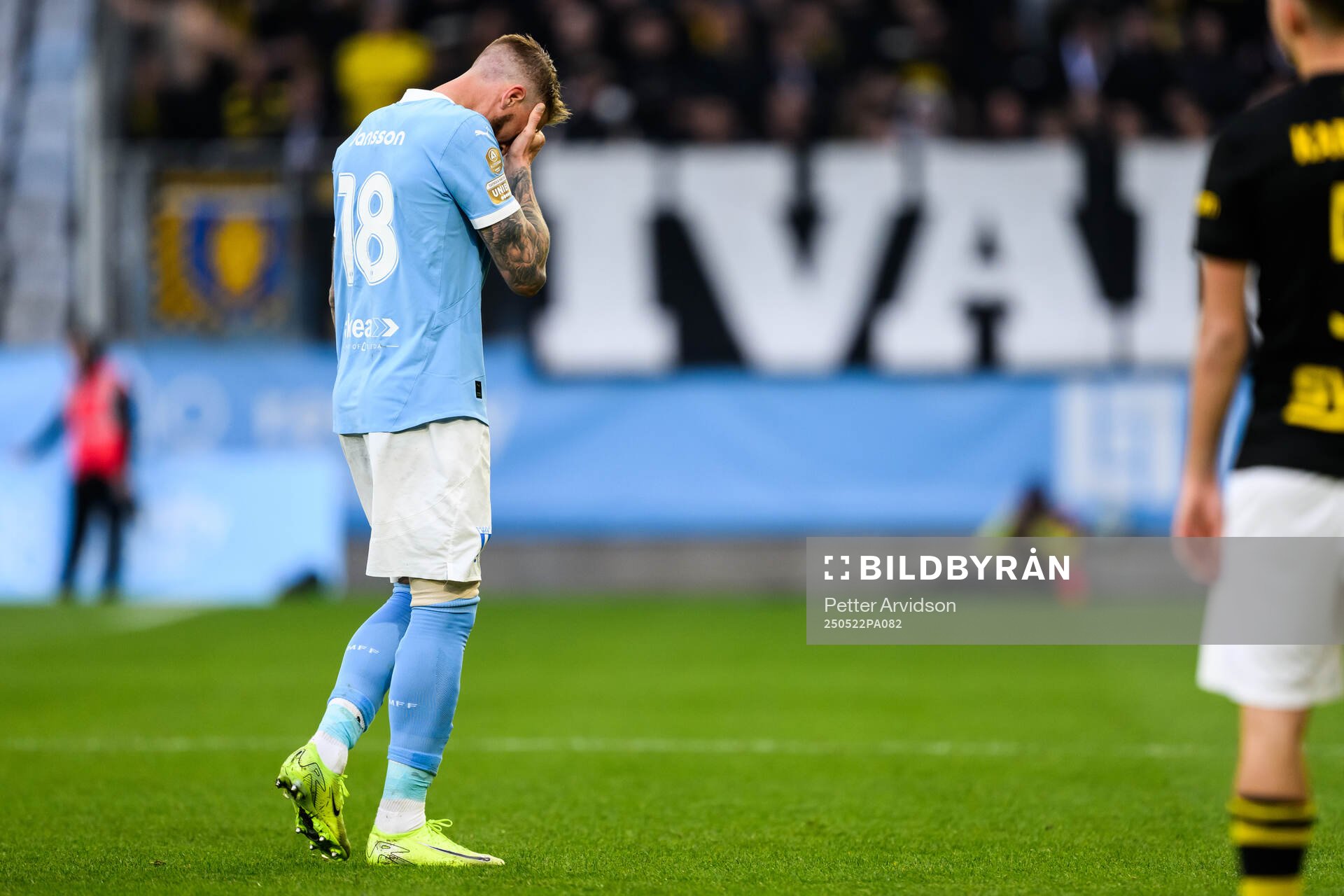 Malmö FFs Pontus Jansson lämnar planen med skada under fotbollsmatchen i Allsvenskan mellan Malmö FF och AIK den 22 maj 2025 i Malmö. 