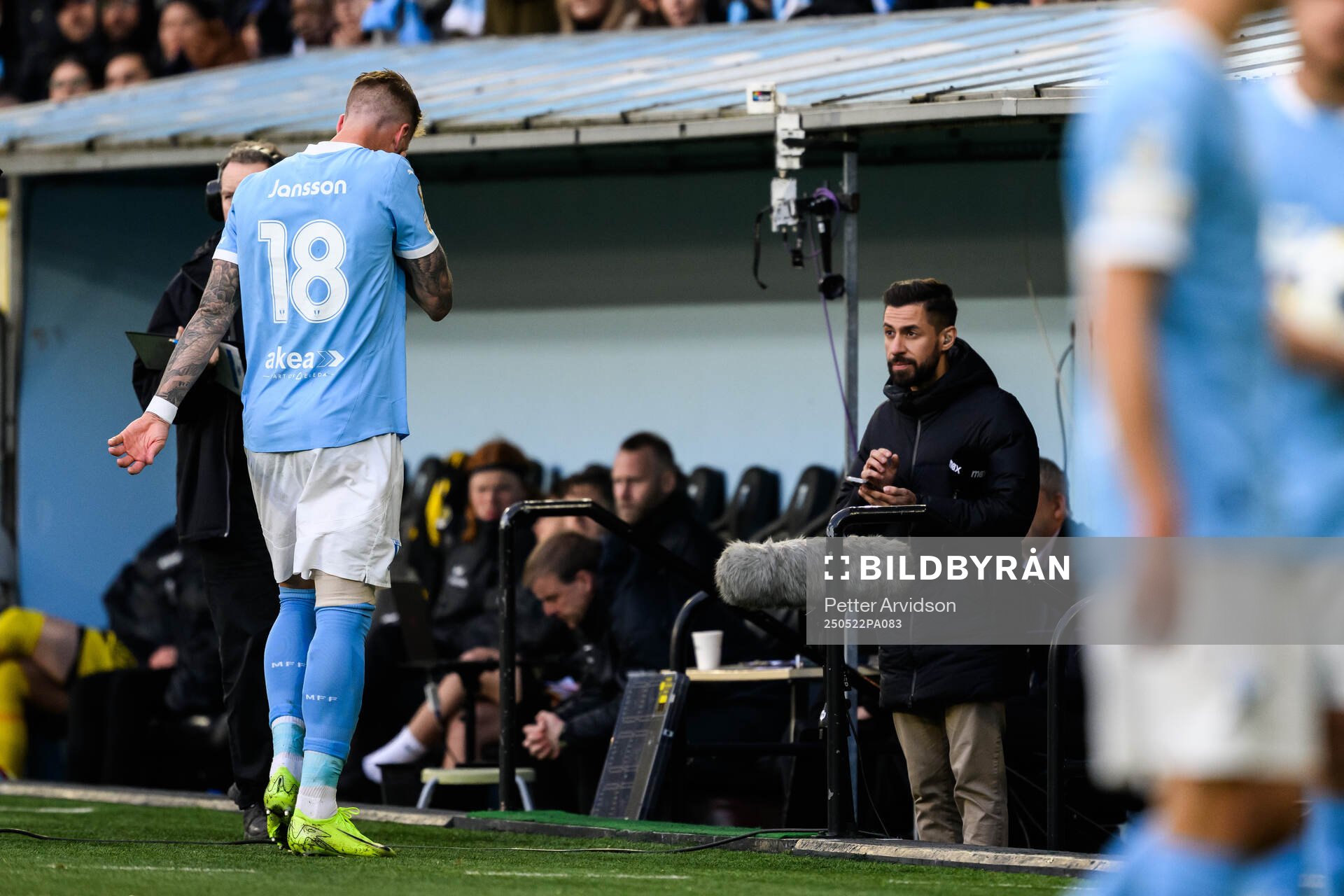 Malmö FFs Pontus Jansson lämnar planen med skada under fotbollsmatchen i Allsvenskan mellan Malmö FF och AIK den 22 maj 2025 i Malmö. 