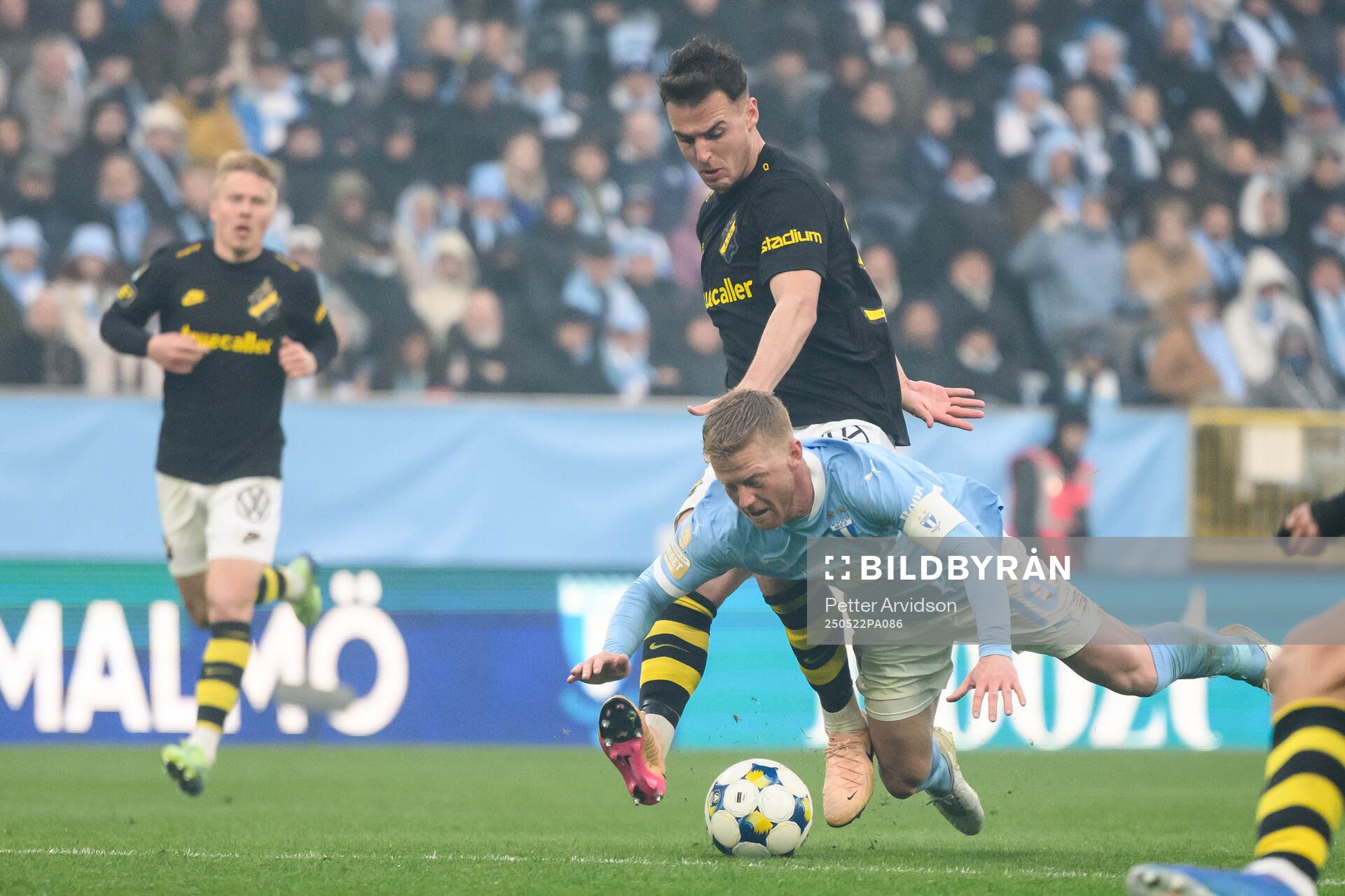 AIKs Áron Csongvai och Malmö FFs Anders Christiansen under fotbollsmatchen i Allsvenskan mellan Malmö FF och AIK den 22 maj 2025 i Malmö. 