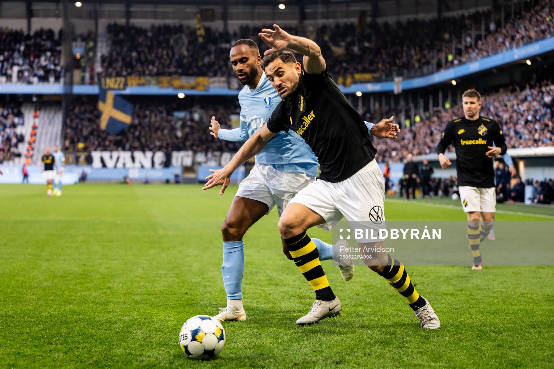 Malmö FFs Isaac Kiese Thelin och AIKs Sotirios Papagiannopoulos under fotbollsmatchen i Allsvenskan mellan Malmö FF och AIK den 22 maj 2025 i Malmö.