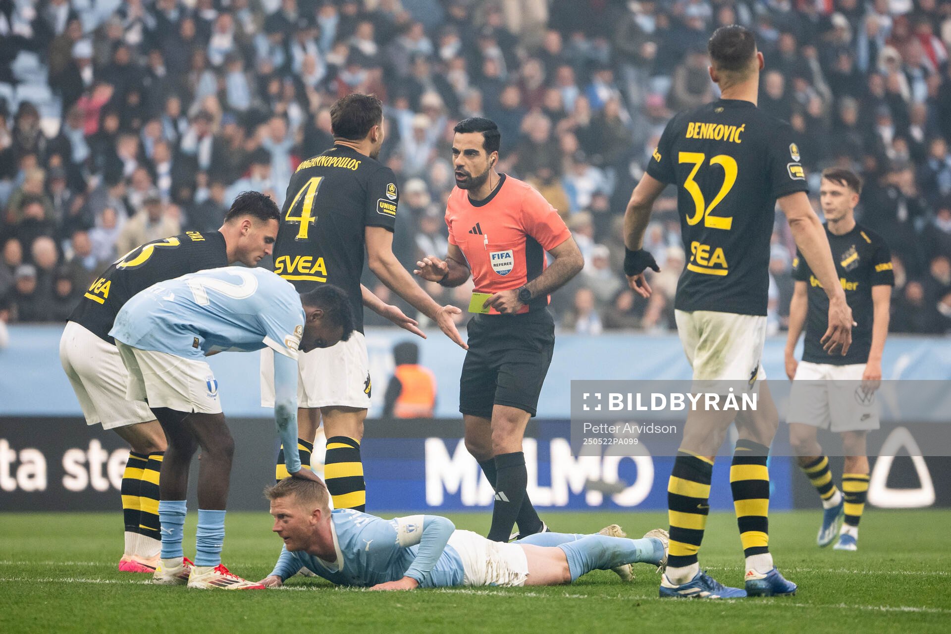 AIKs Sotirios Papagiannopoulos och Domare Mohammed Al-Hakim under fotbollsmatchen i Allsvenskan mellan Malmö FF och AIK den 22 maj 2025 i Malmö.
