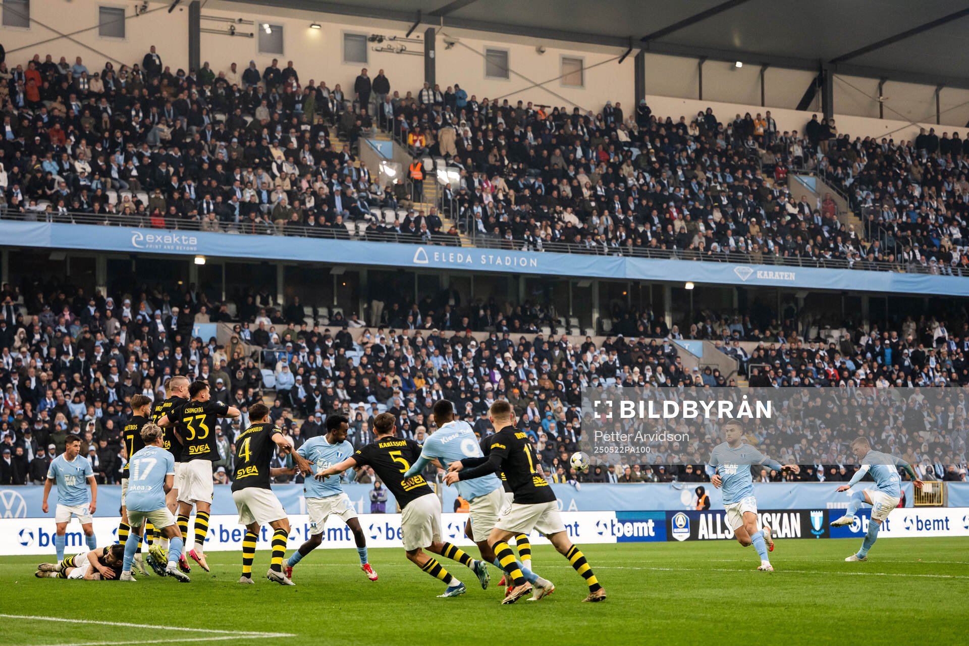 Malmö FFs Anders Christiansen slår en frispark under fotbollsmatchen i Allsvenskan mellan Malmö FF och AIK den 22 maj 2025 i Malmö. 