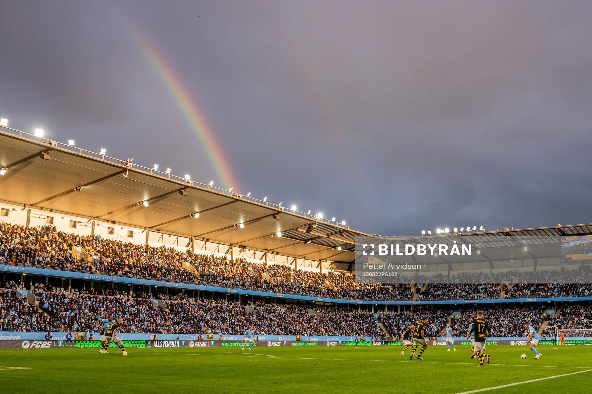 Generell vy med regnbåge över Eleda Stadion under fotbollsmatchen i Allsvenskan mellan Malmö FF och AIK den 22 maj 2025 i Malmö. 