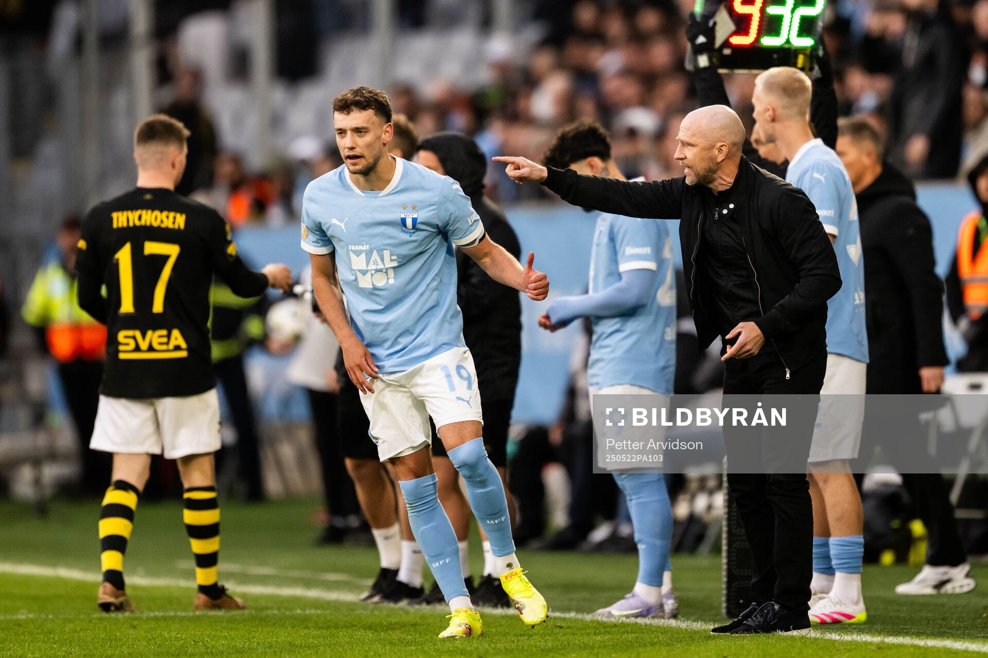 Malmö FFs Colin Rösler och tränare Henrik Rydström under fotbollsmatchen i Allsvenskan mellan Malmö FF och AIK den 22 maj 2025 i Malmö. 