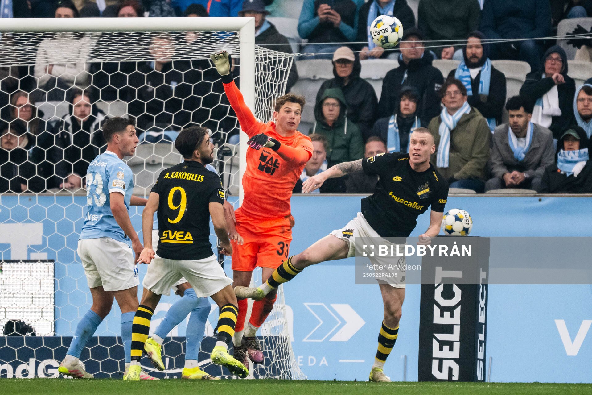 AIKs Andronikos Kakoullis och Thomas Poppler Isherwood mot Malmö FFs målvakt Melker Ellborg under fotbollsmatchen i Allsvenskan mellan Malmö FF och AIK den 22 maj 2025 i Malmö.