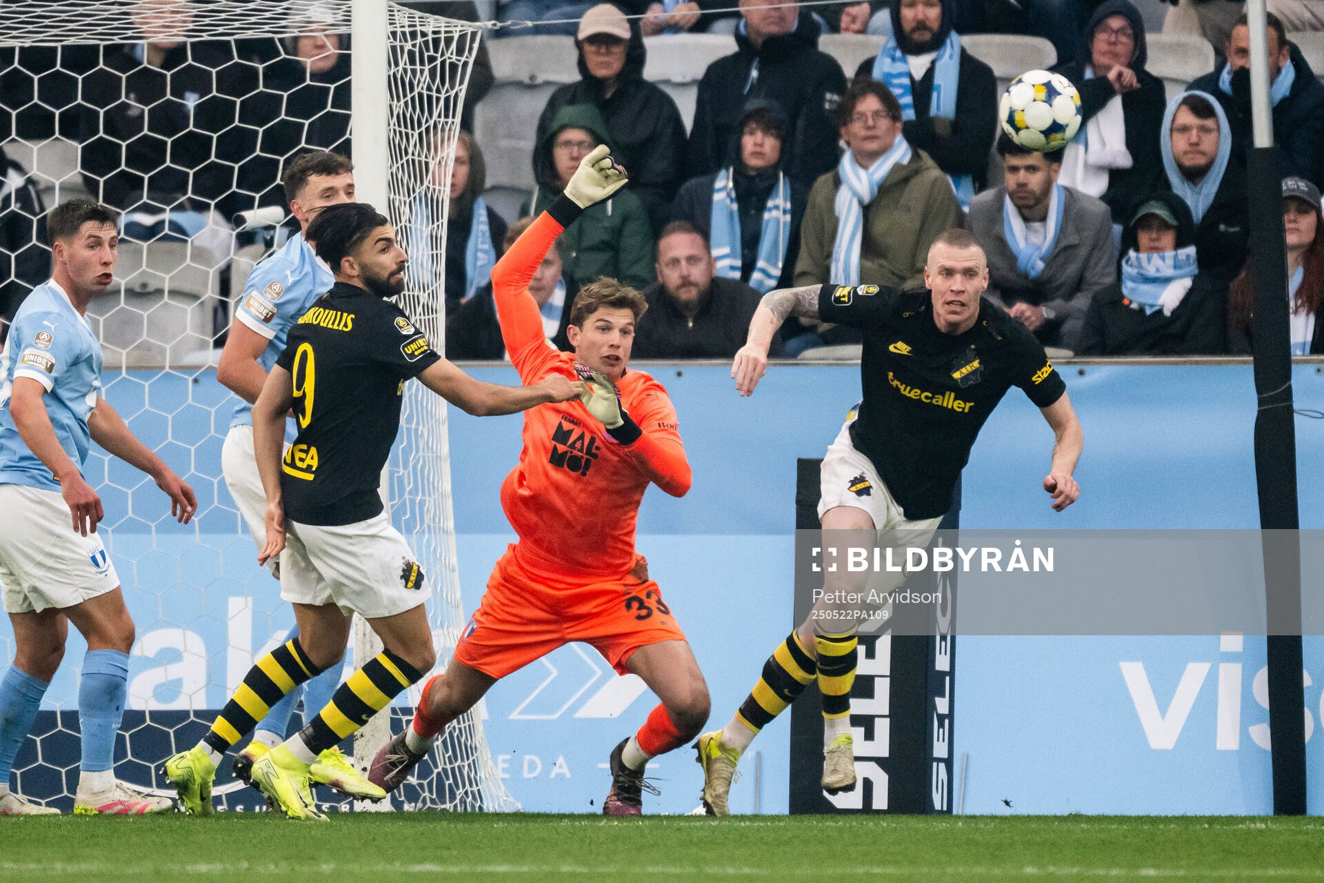 AIKs Andronikos Kakoullis och Thomas Poppler Isherwood mot Malmö FFs målvakt Melker Ellborg under fotbollsmatchen i Allsvenskan mellan Malmö FF och AIK den 22 maj 2025 i Malmö.
