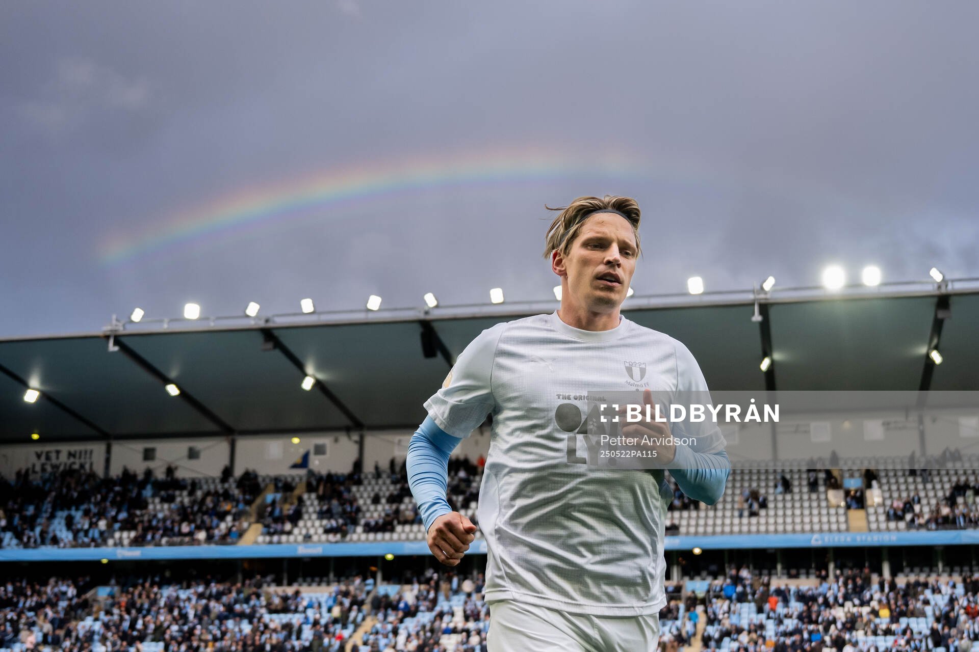 Malmö FFs Jens Stryger Larsen inför fotbollsmatchen i Allsvenskan mellan Malmö FF och AIK den 22 maj 2025 i Malmö. 