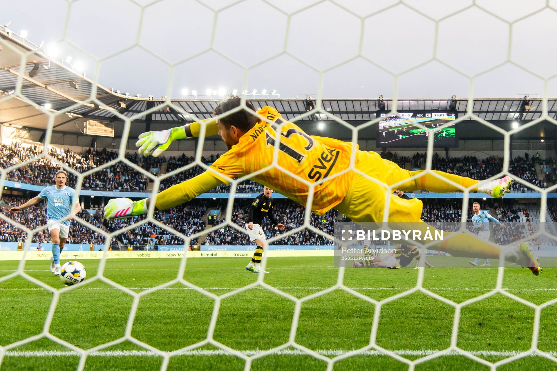 Malmö FFs Anders Christiansen (th) skjuter mot AIKs målvakt Kristoffer Nordfeldt under fotbollsmatchen i Allsvenskan mellan Malmö FF och AIK den 22 maj 2025 i Malmö.