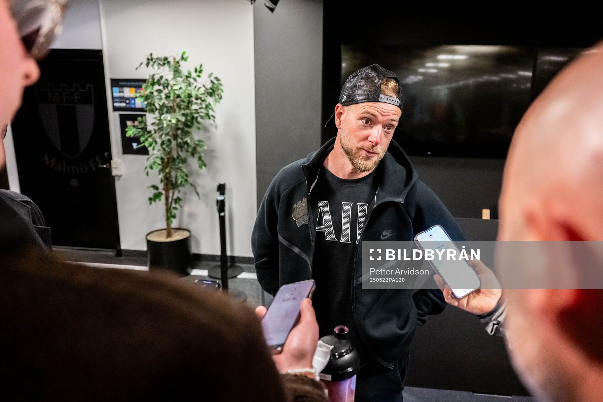 AIKs John Guidetti intervjuas efter fotbollsmatchen i Allsvenskan mellan Malmö FF och AIK den 22 maj 2025 i Malmö. 