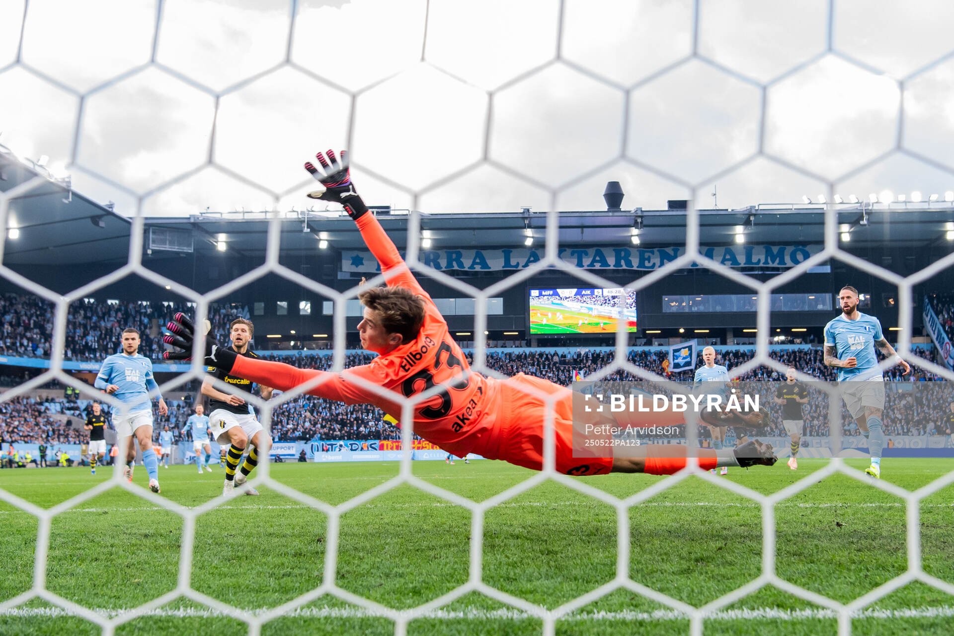 AIKs Anton Salétros oroar mot Malmö FFs målvakt Melker Ellborg under fotbollsmatchen i Allsvenskan mellan Malmö FF och AIK den 22 maj 2025 i Malmö.