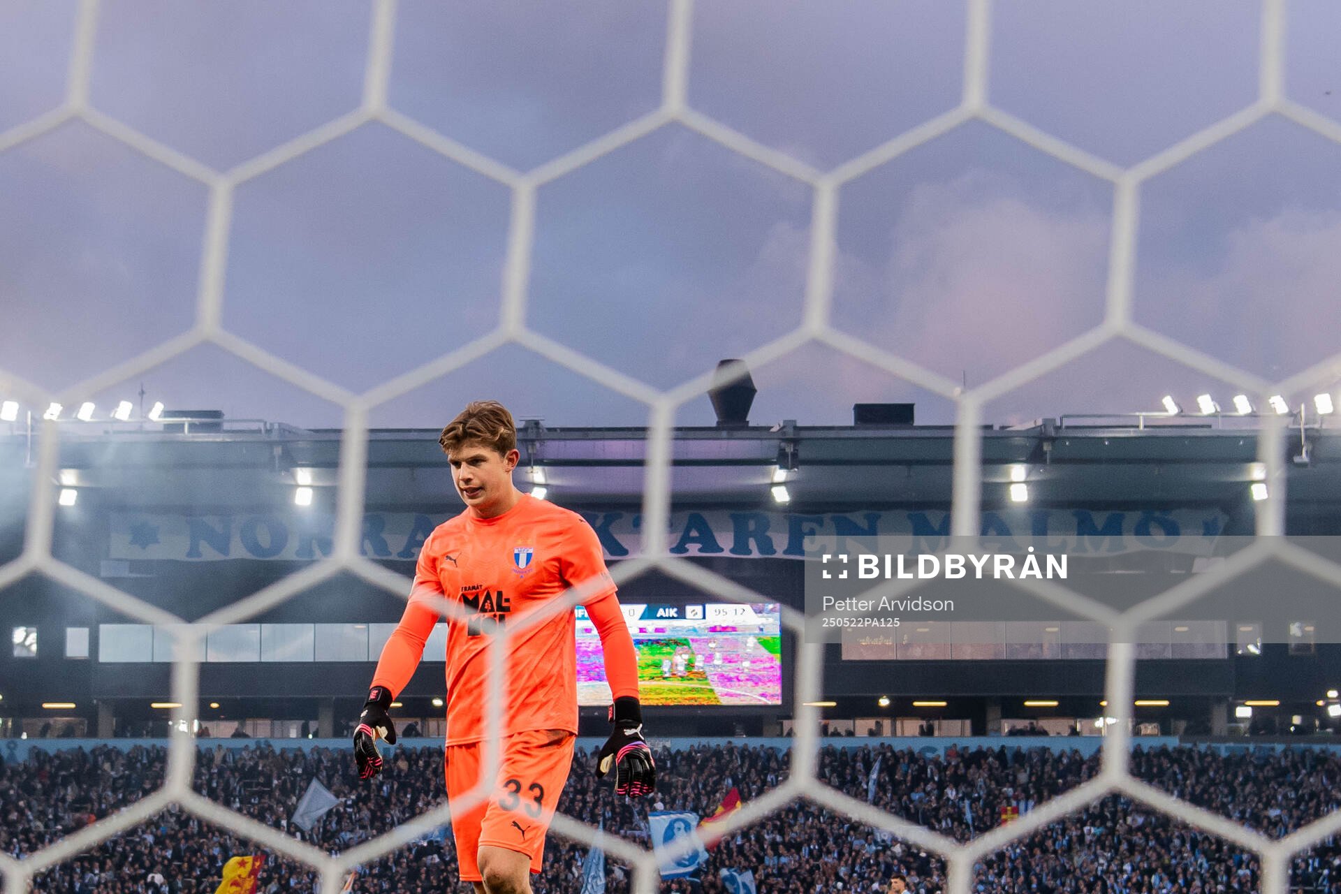 Malmö FFs målvakt Melker Ellborg under fotbollsmatchen i Allsvenskan mellan Malmö FF och AIK den 22 maj 2025 i Malmö. 