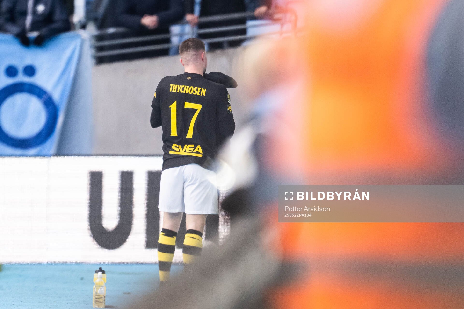 AIKs Mads Døhr Thychosen torkar en boll med en handduk under fotbollsmatchen i Allsvenskan mellan Malmö FF och AIK den 22 maj 2025 i Malmö. 