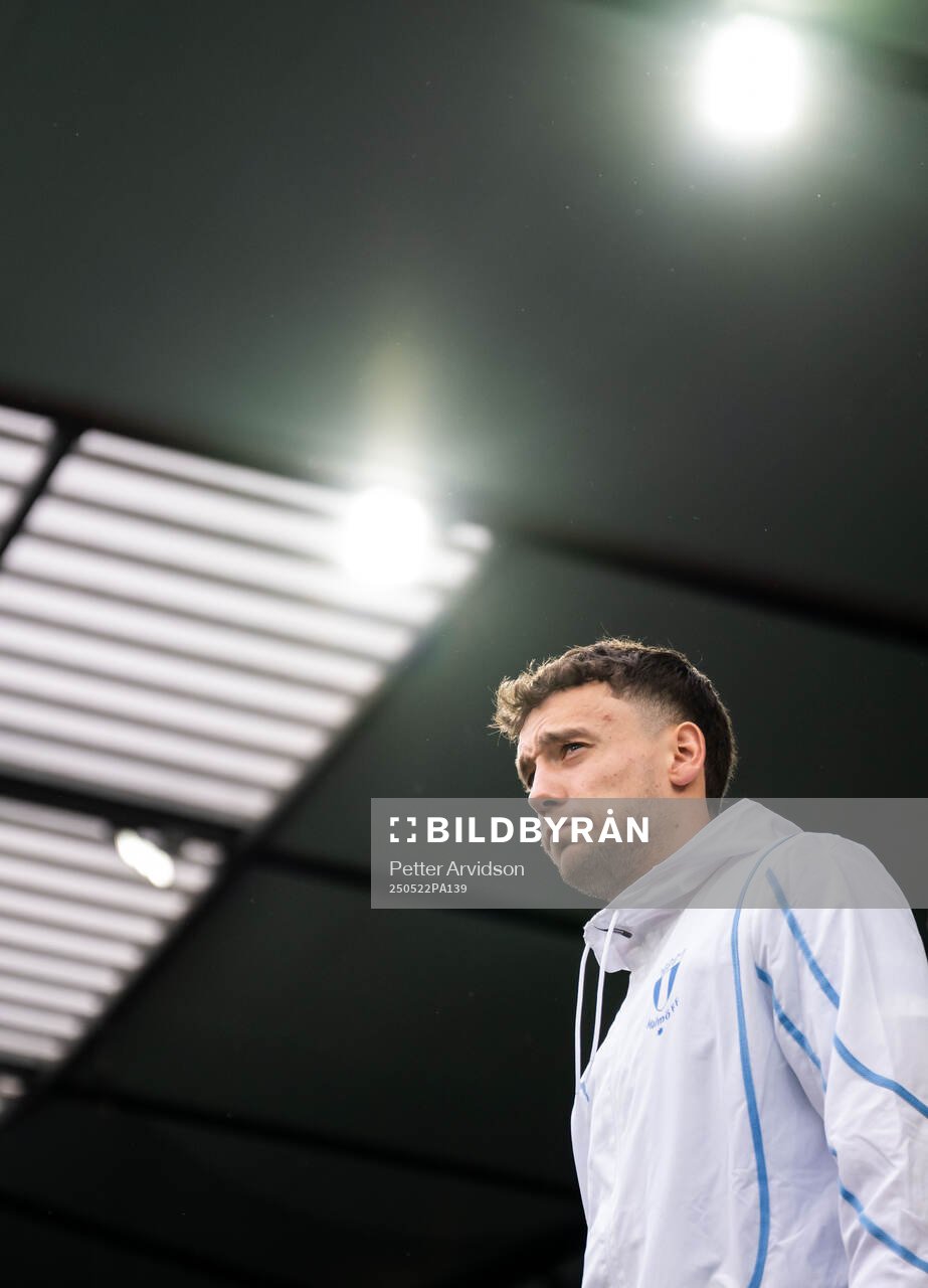 Malmö FFs Colin Rösler gör entré inför fotbollsmatchen i Allsvenskan mellan Malmö FF och AIK den 22 maj 2025 i Malmö. 