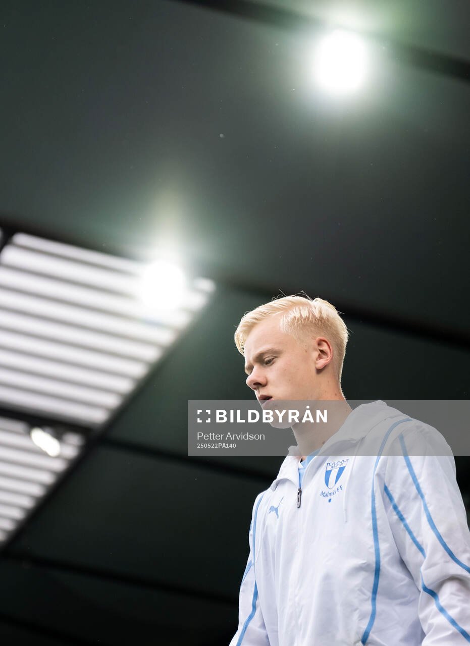 Malmö FFs Otto Rosengren gör entré inför fotbollsmatchen i Allsvenskan mellan Malmö FF och AIK den 22 maj 2025 i Malmö. 