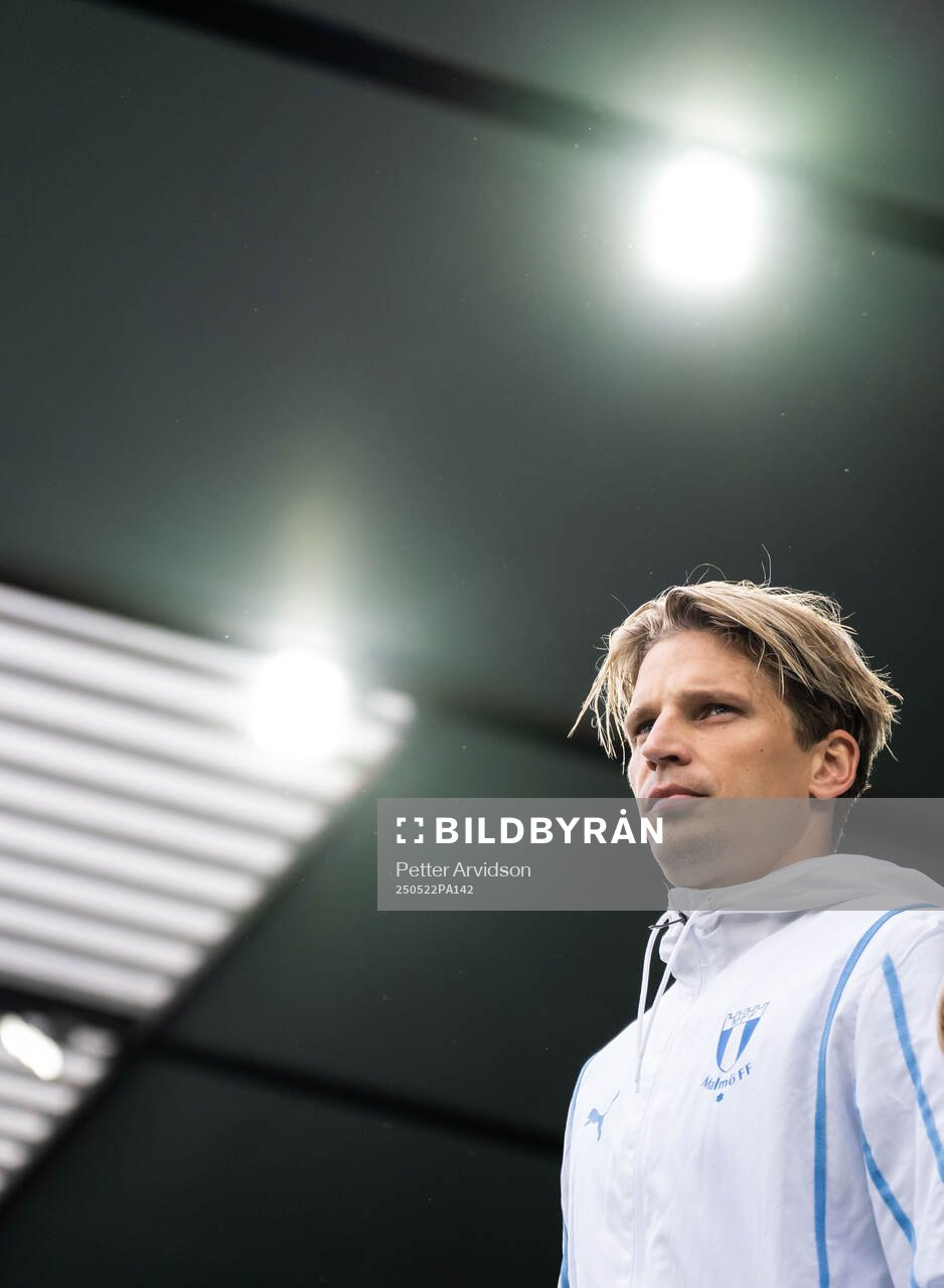 Malmö FFs Jens Stryger Larsen gör entré inför fotbollsmatchen i Allsvenskan mellan Malmö FF och AIK den 22 maj 2025 i Malmö. 