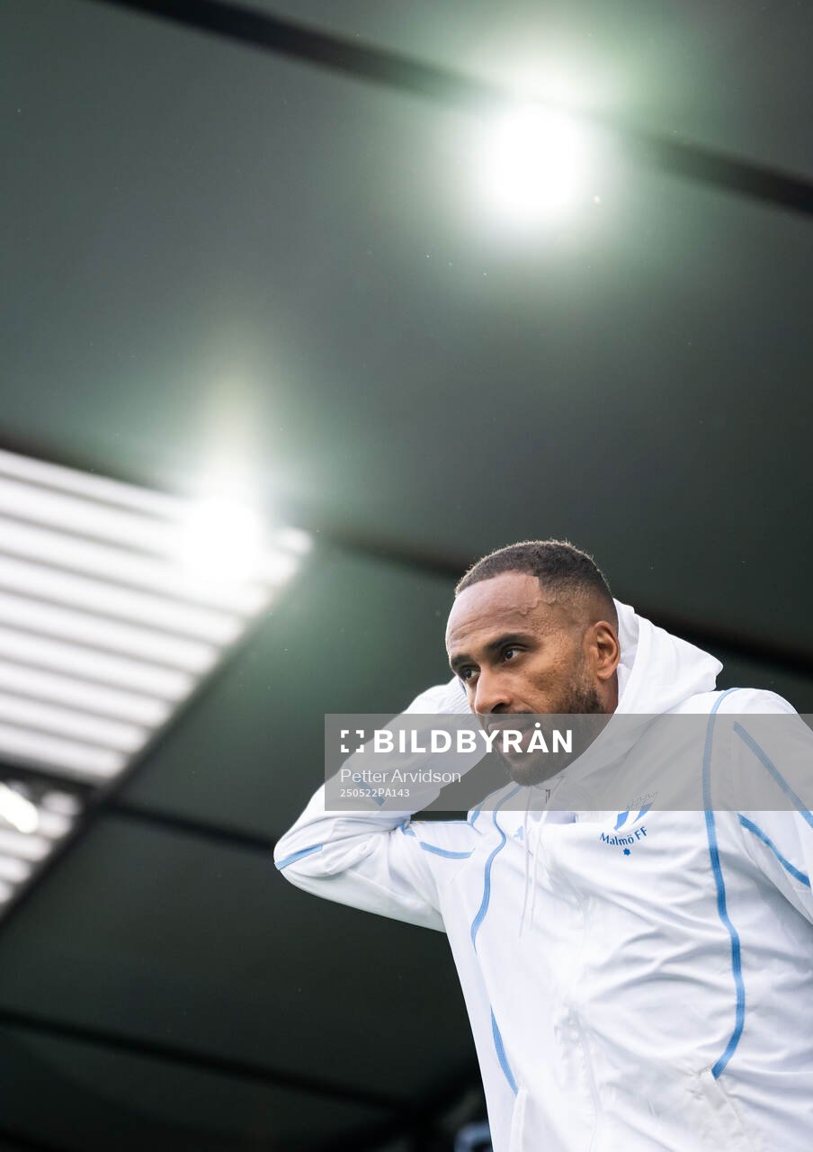 Malmö FFs Isaac Kiese Thelin gör entré inför fotbollsmatchen i Allsvenskan mellan Malmö FF och AIK den 22 maj 2025 i Malmö. 