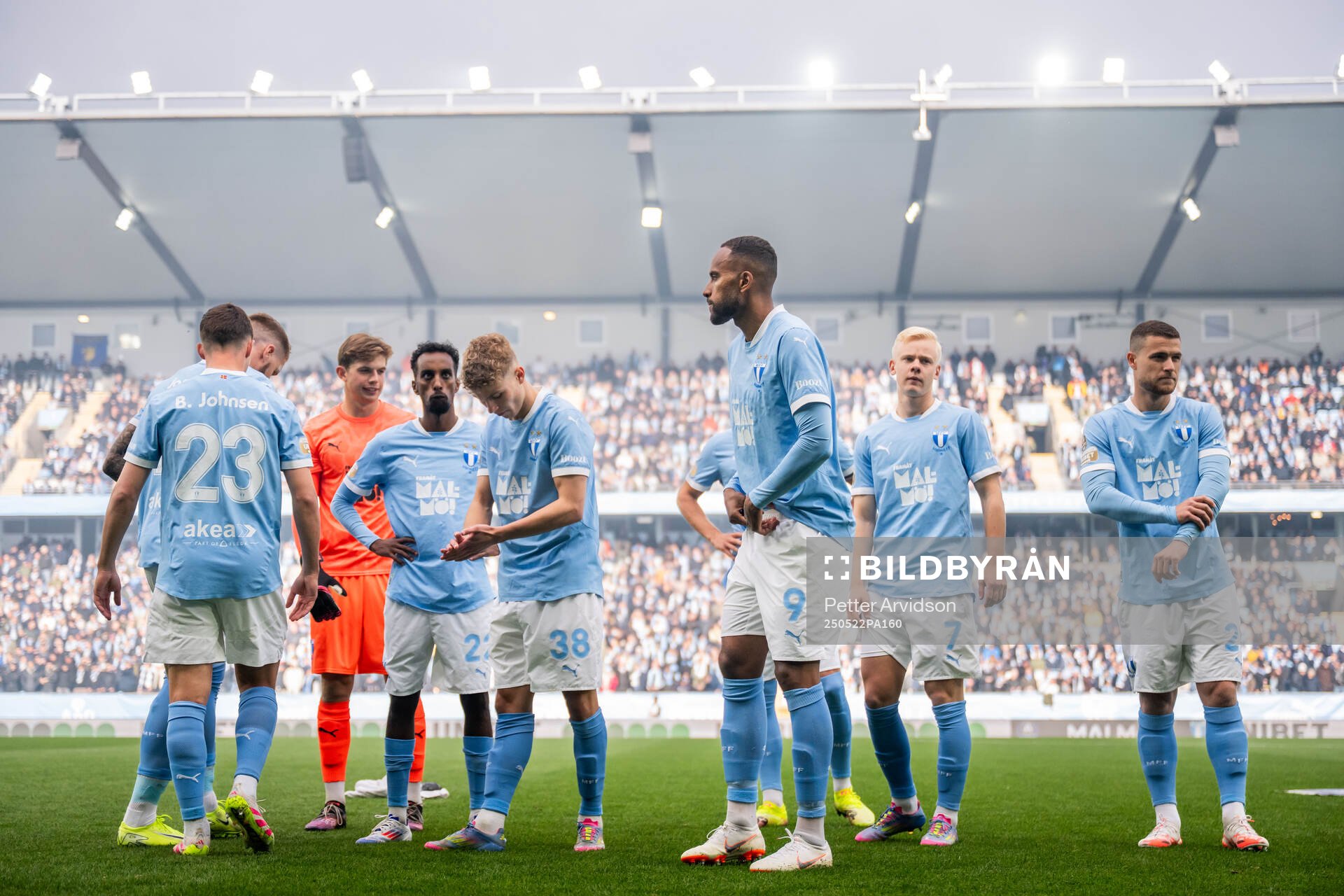 Malmö FFs Lasse Berg Johnsen, målvakt Melker Ellborg, Taha Ali, Hugo Bolin, Isaac Kiese Thelin, Otto Rosengren och Gabriel Busanello inför fotbollsmatchen i Allsvenskan mellan Malmö FF och AIK den 22 maj 2025 i Malmö.
