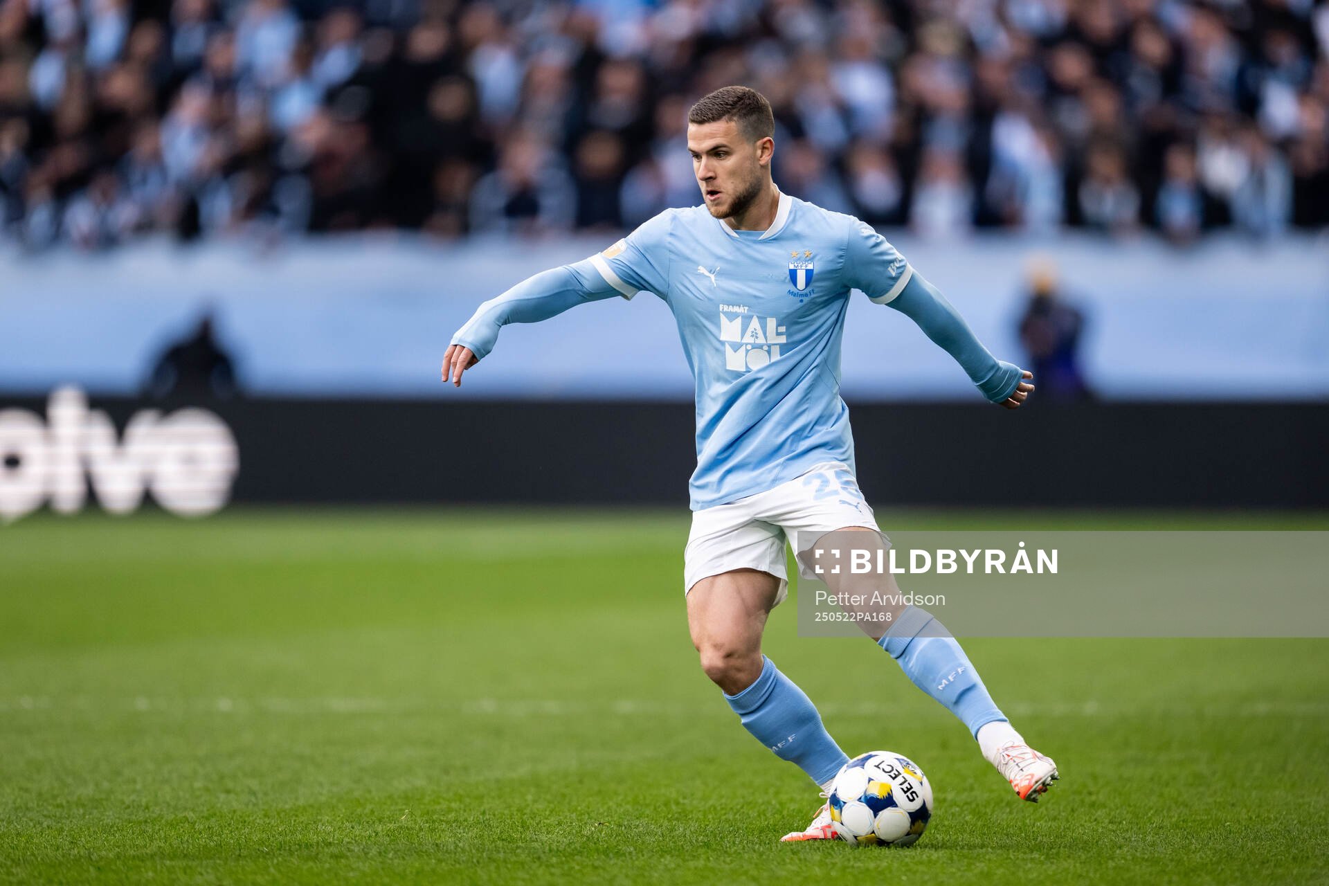 Malmö FFs Gabriel Busanello under fotbollsmatchen i Allsvenskan mellan Malmö FF och AIK den 22 maj 2025 i Malmö. 