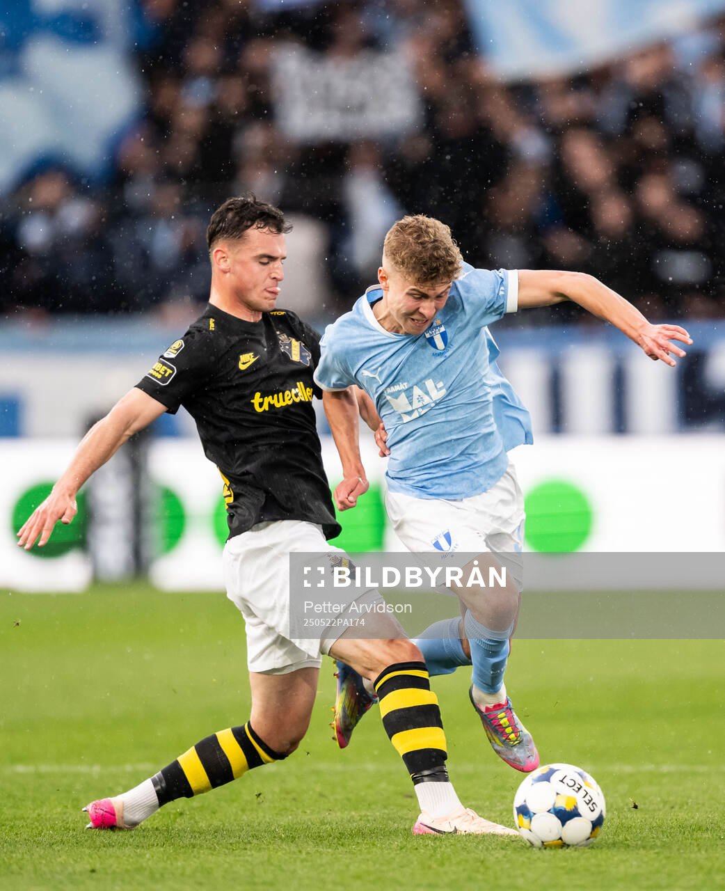 AIKs Áron Csongvai och Malmö FFs Hugo Bolin under fotbollsmatchen i Allsvenskan mellan Malmö FF och AIK den 22 maj 2025 i Malmö. 