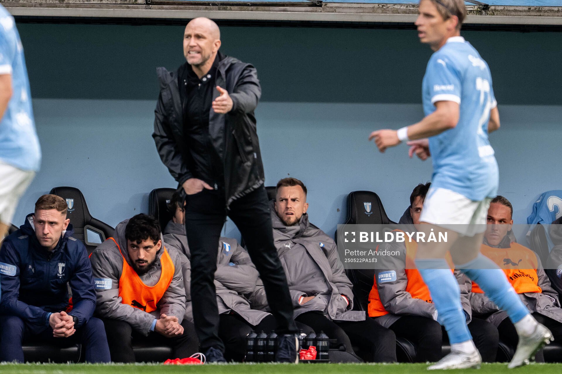 Malmö FFs tränare Henrik Rydström och målvakt Ricardo Friedrich på bänken under fotbollsmatchen i Allsvenskan mellan Malmö FF och AIK den 22 maj 2025 i Malmö.