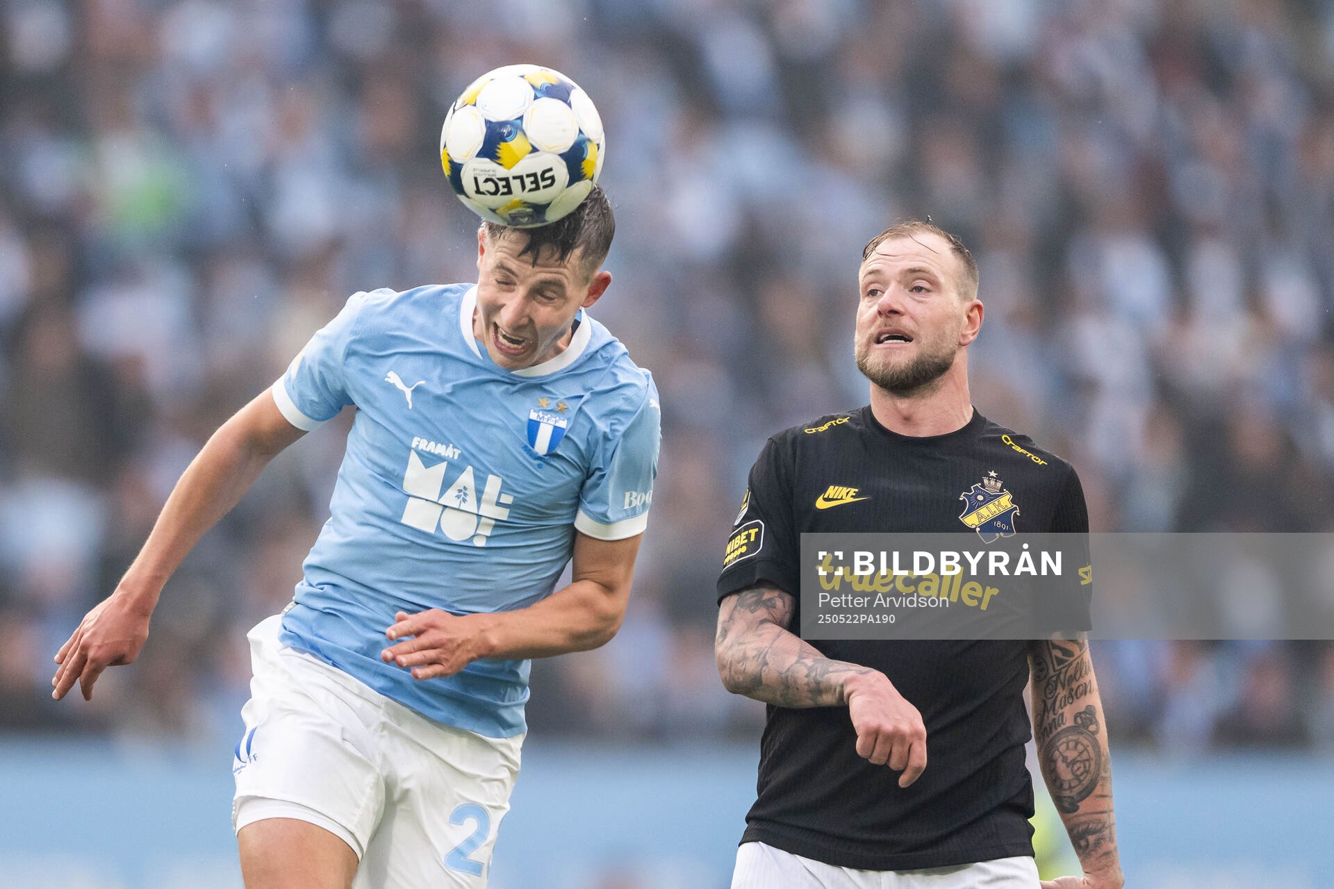 Malmö FFs Lasse Berg Johnsen och AIKs John Guidetti under fotbollsmatchen i Allsvenskan mellan Malmö FF och AIK den 22 maj 2025 i Malmö. 