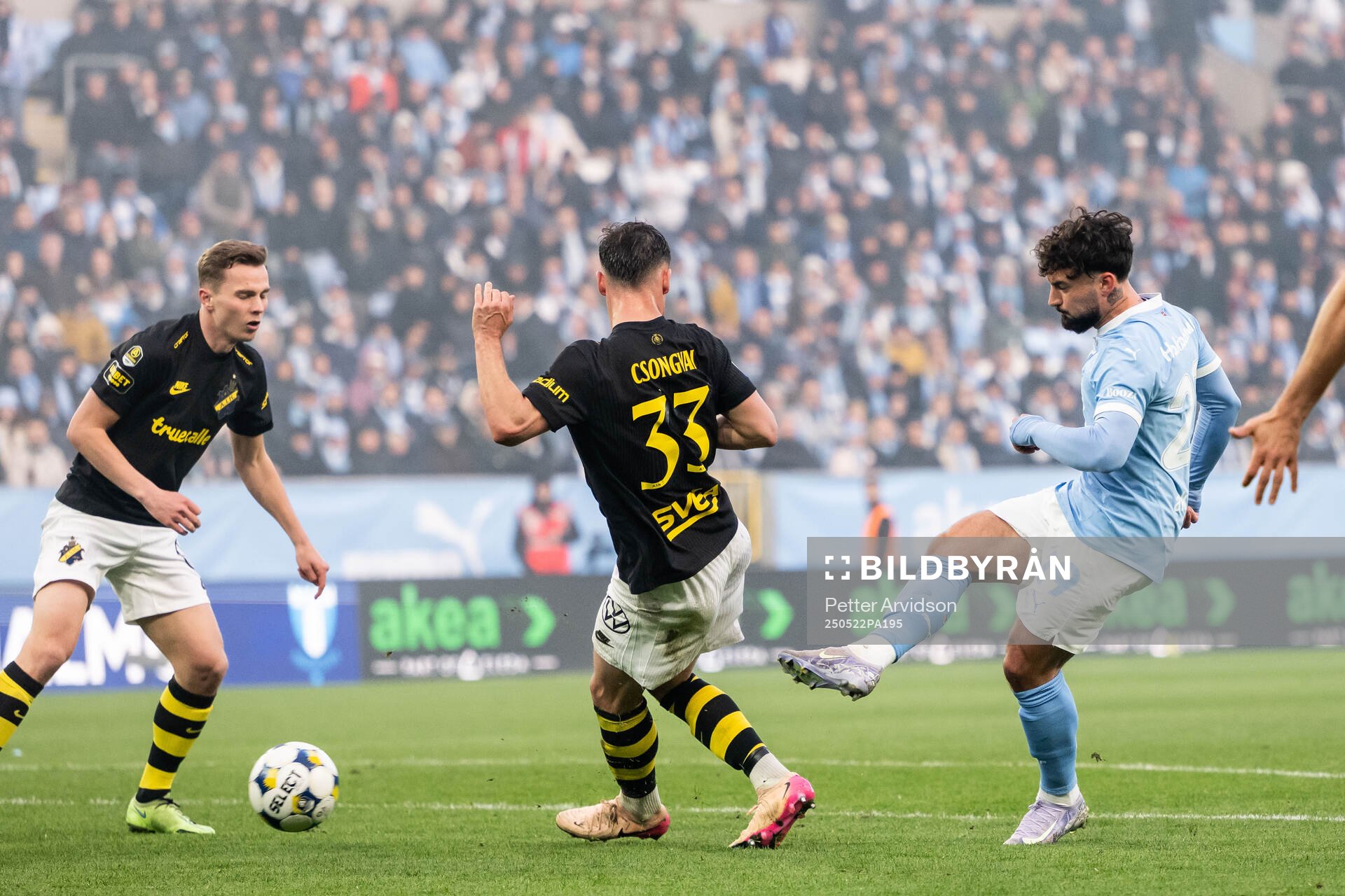 Malmö FFs Sead Haksabanovic och AIKs Áron Csongvai under fotbollsmatchen i Allsvenskan mellan Malmö FF och AIK den 22 maj 2025 i Malmö. 