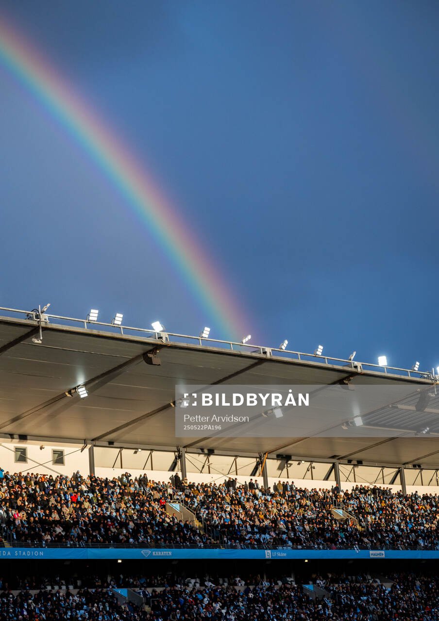 En regnbåge vid läktaren under fotbollsmatchen i Allsvenskan mellan Malmö FF och AIK den 22 maj 2025 i Malmö. 