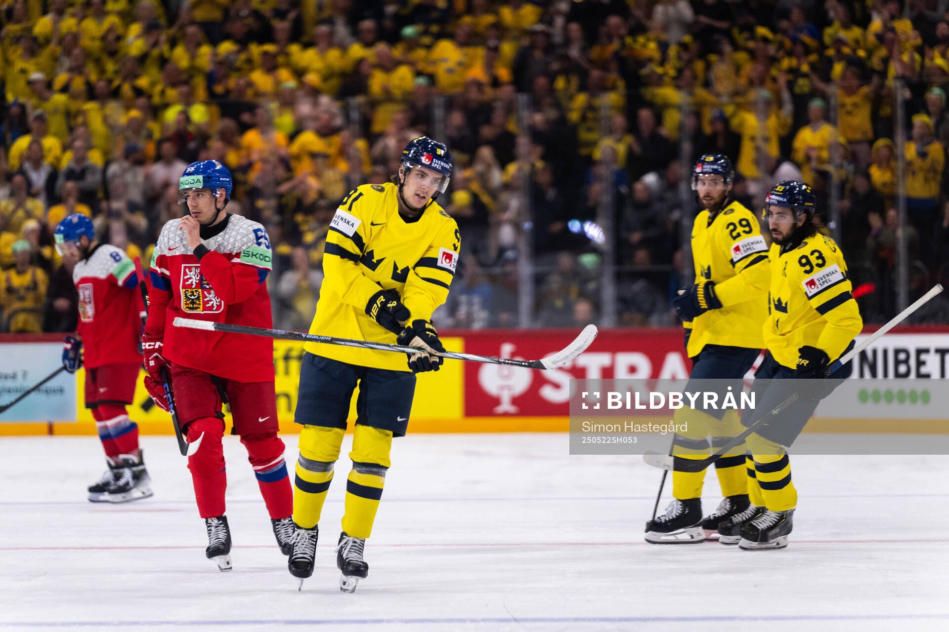 Leo Carlsson of Sweden celebrates