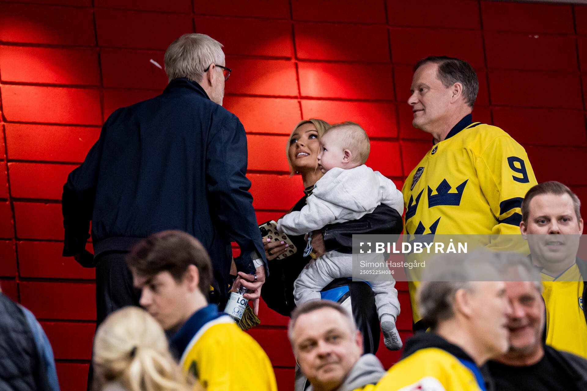 Erin Alvey, wife of Filip Forsberg with their son Felix and