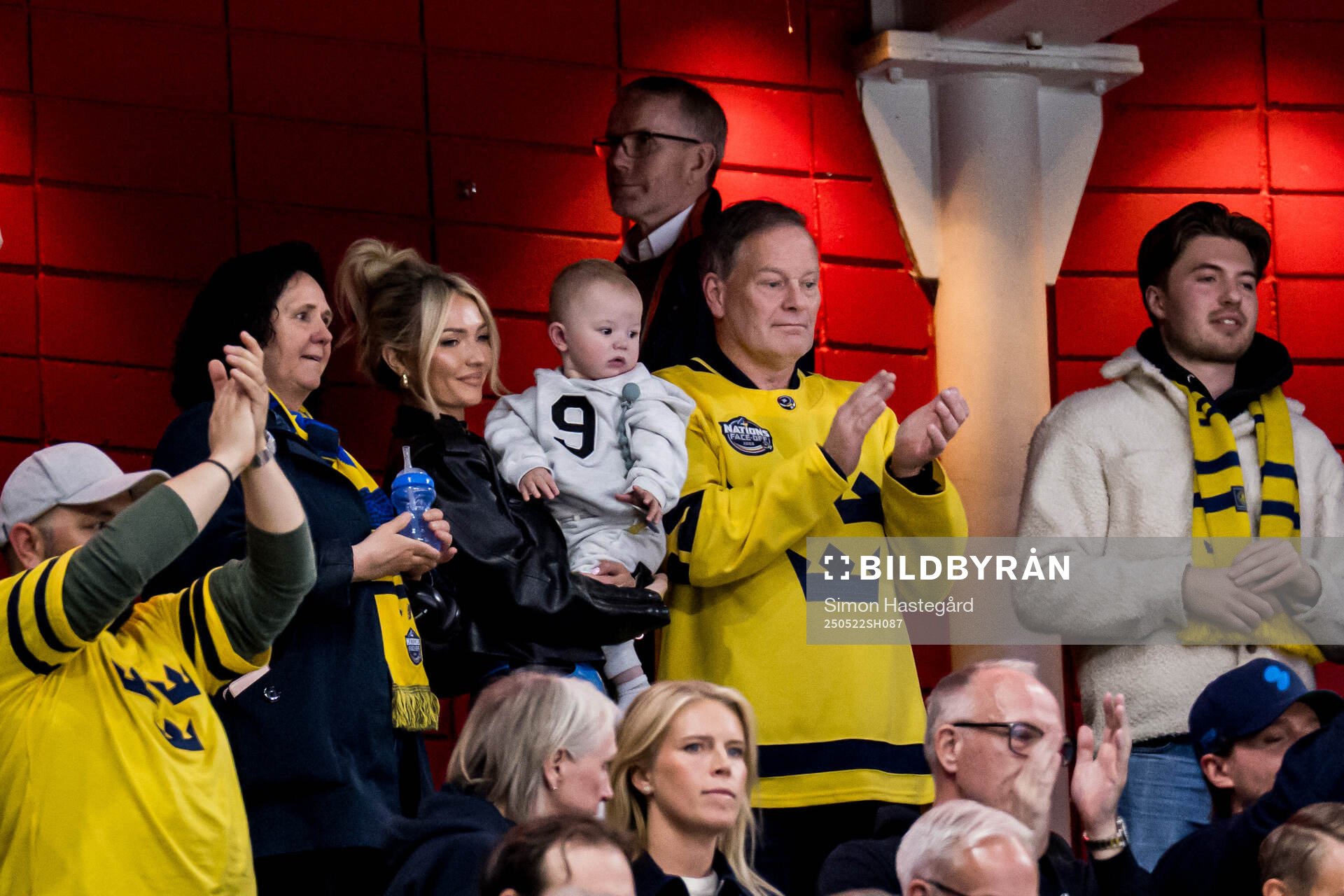 Erin Alvey, wife of Filip Forsberg with their son Felix and