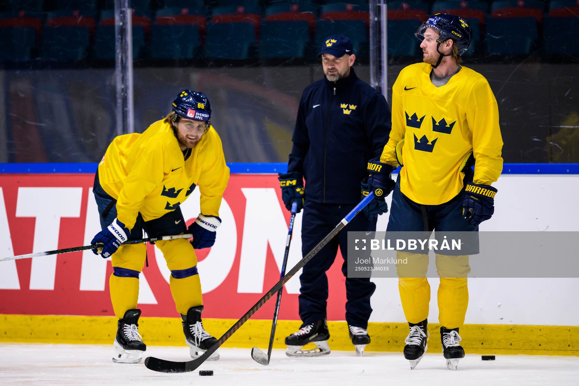 William Nylander, assistant coach Anders Sörensen and