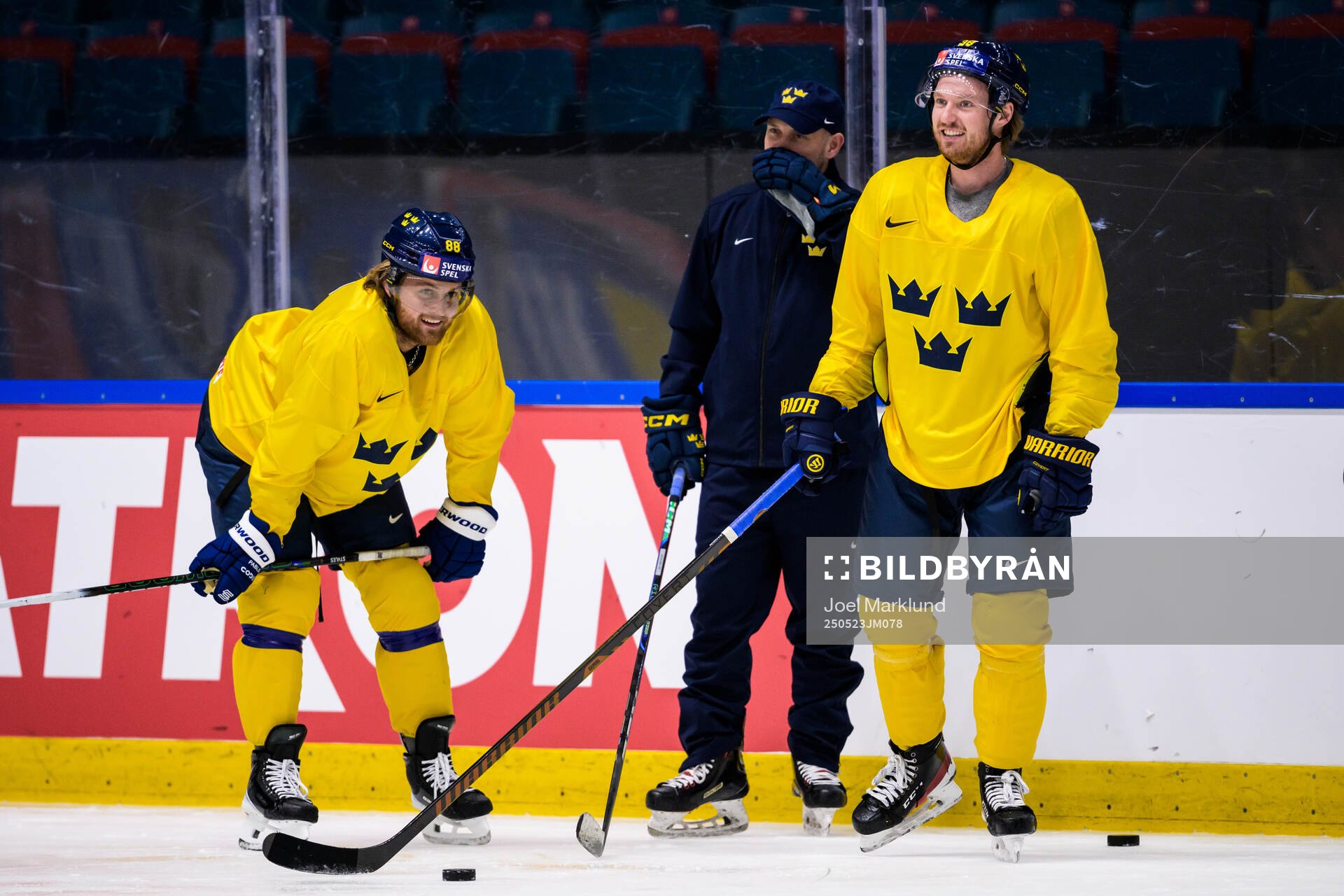 William Nylander, assistant coach Anders Sörensen and