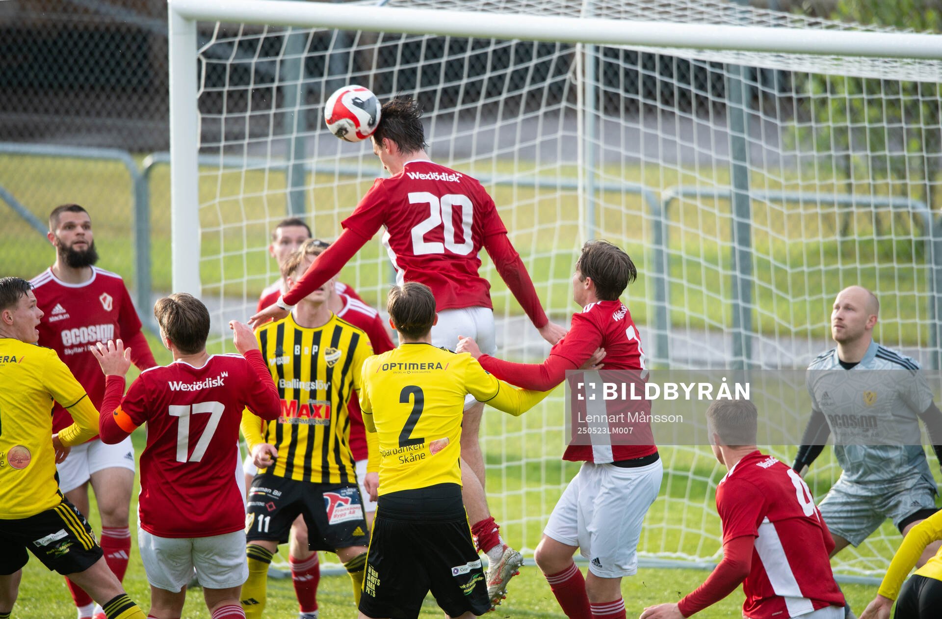 Växjö Norras Daniel Stijovic rensar med en nick framför