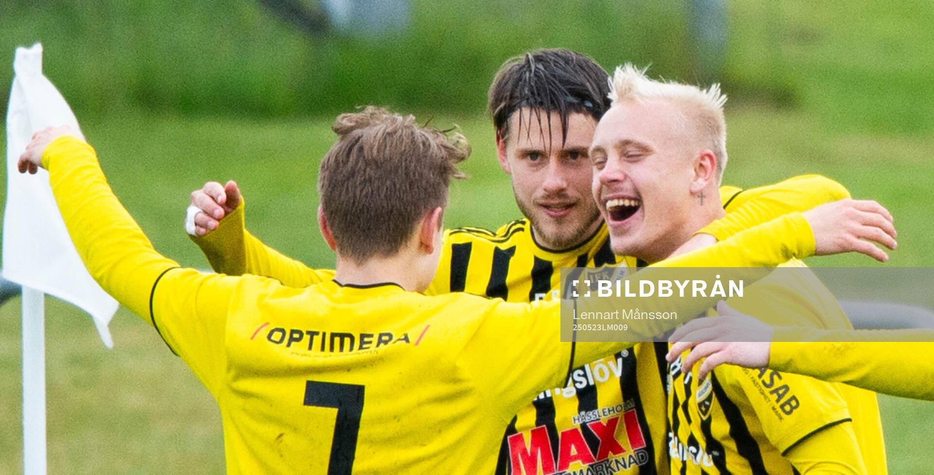IFK Hässleholms Elliot Pramberg har gjort 1-0 och grattas