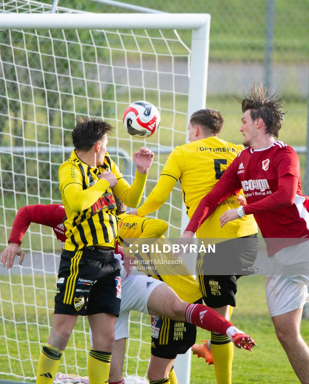Tuff duell vid hörna i matchen i division 2 mellan IFK