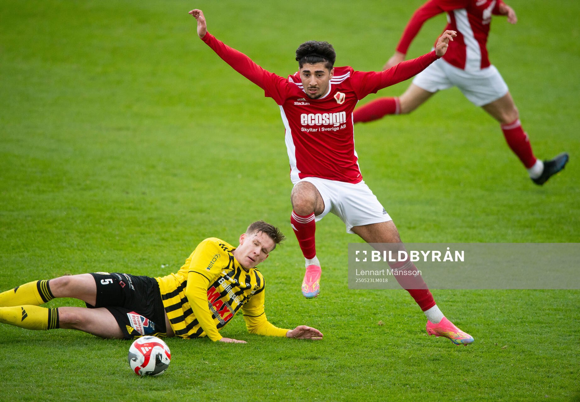 IFK Hässleholms Axel Henriksson har åkt på en tackling i