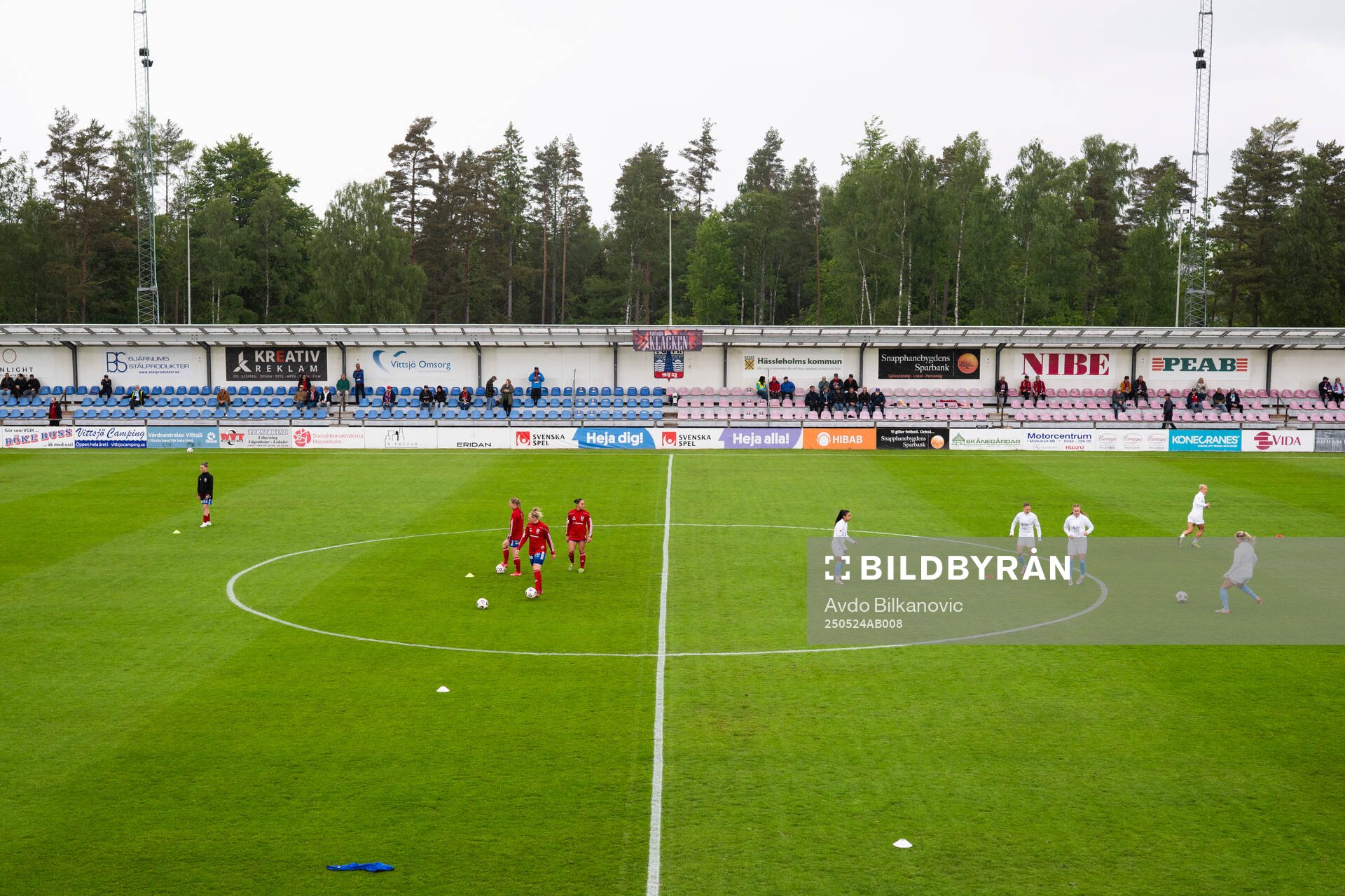 Malmö FFs spelare under uppvärmning inför fotbollsmatchen i Damallsvenskan mellan Vittsjö och Malmö FF den 24 maj 2025 i Vittsjö. 