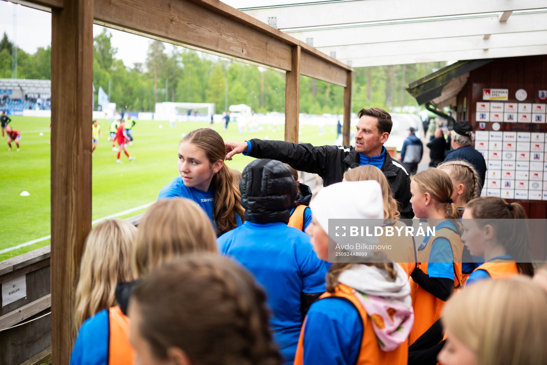Bolltjejer får instruktioner inför fotbollsmatchen i Damallsvenskan mellan Vittsjö och Malmö FF den 24 maj 2025 i Vittsjö. 