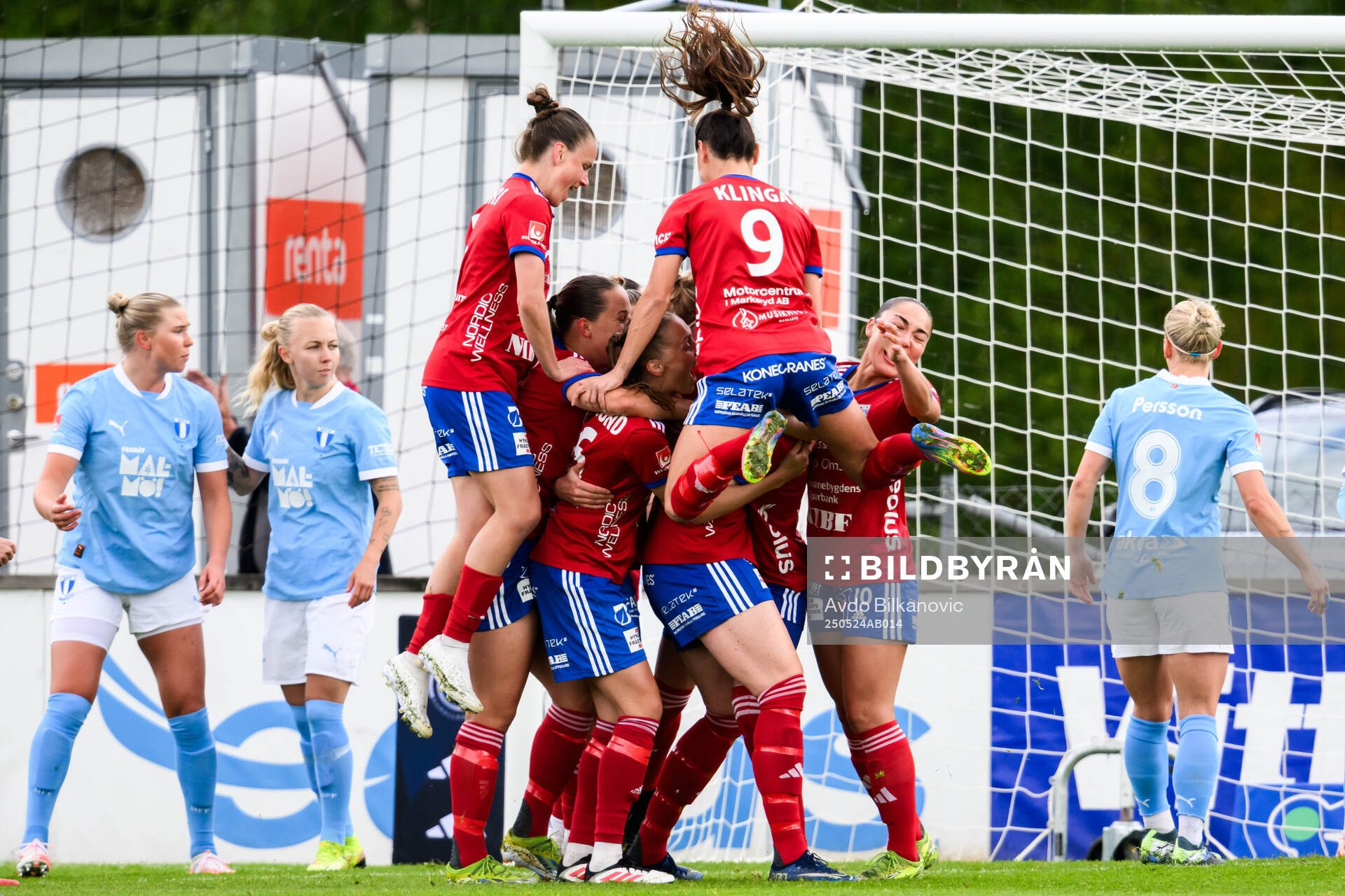 Vittsjös Sanni Ojanen jublar med lagkamrater efter 1-0 under fotbollsmatchen i Damallsvenskan mellan Vittsjö och Malmö FF den 24 maj 2025 i Vittsjö.