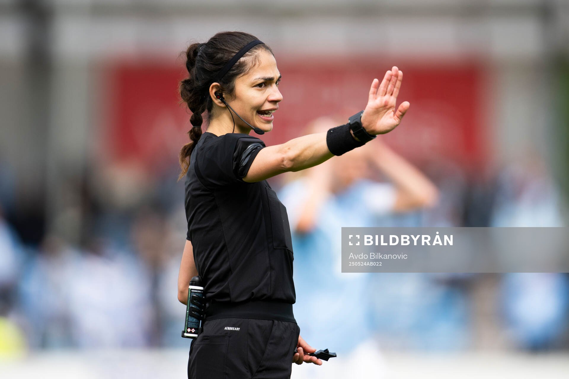 Domare Maral Mirzai under fotbollsmatchen i Damallsvenskan mellan Vittsjö och Malmö FF den 24 maj 2025 i Vittsjö. 