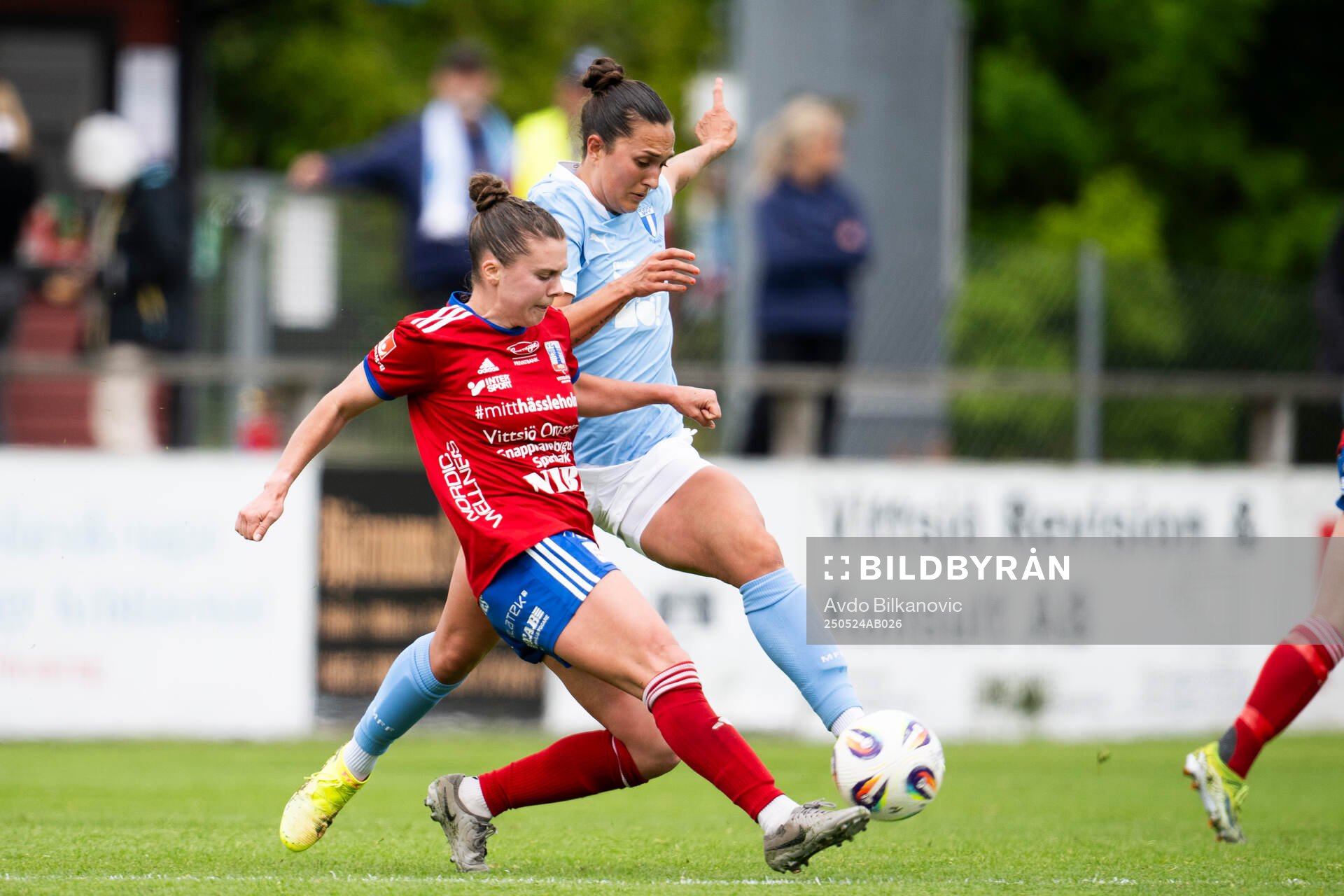 Vittsjös Anna Haddock och Malmö FFs Isabella D'Aquila under fotbollsmatchen i Damallsvenskan mellan Vittsjö och Malmö FF den 24 maj 2025 i Vittsjö.