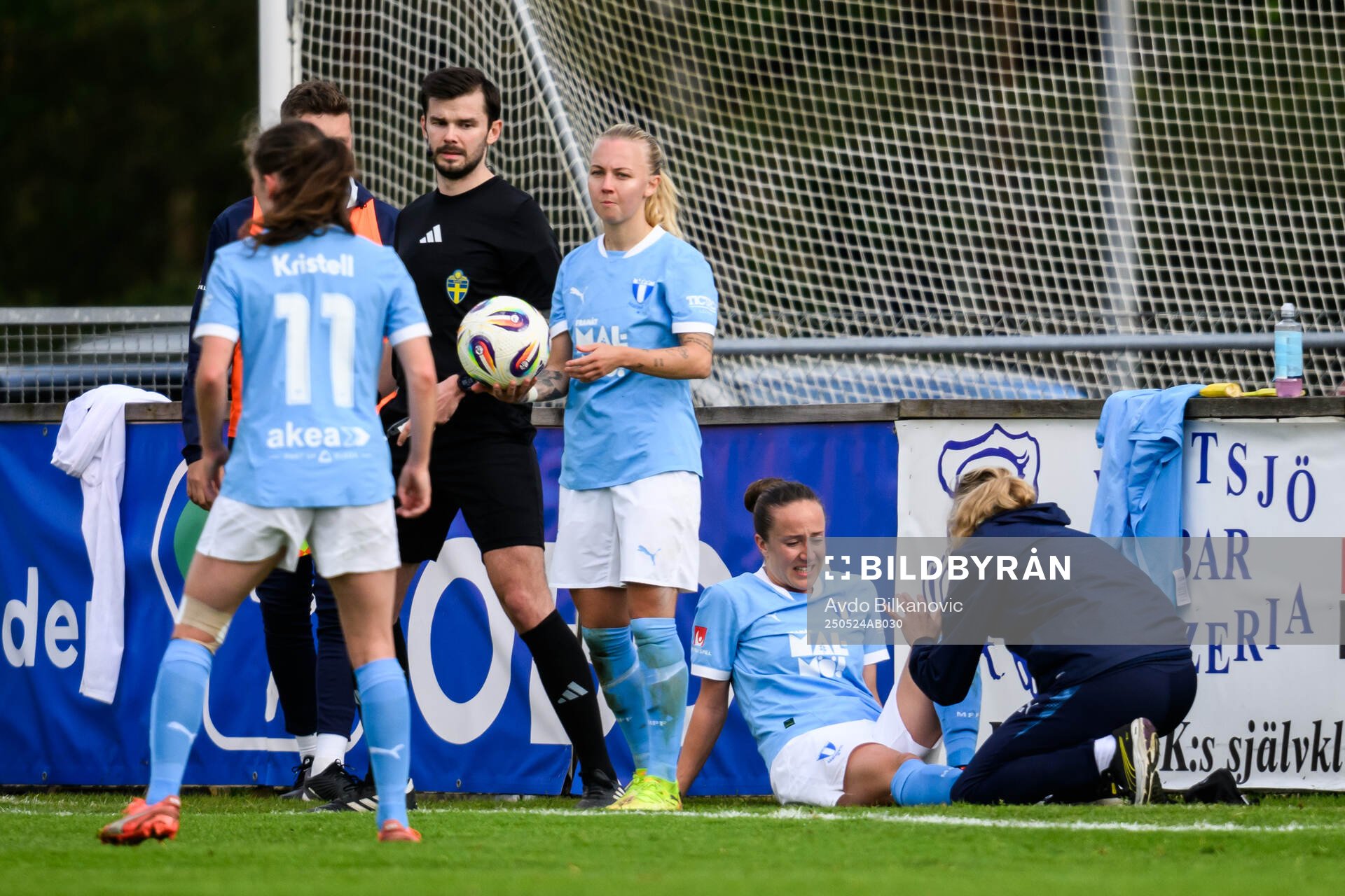 Malmö FFs Anna Plantin får vård under fotbollsmatchen i Damallsvenskan mellan Vittsjö och Malmö FF den 24 maj 2025 i Vittsjö. 