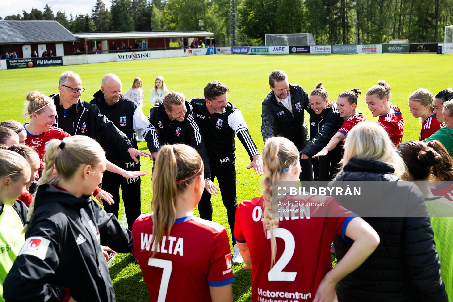 Vittsjös spelare och tränare jublar under fotbollsmatchen i Damallsvenskan mellan Vittsjö och Malmö FF den 24 maj 2025 i Vittsjö. 