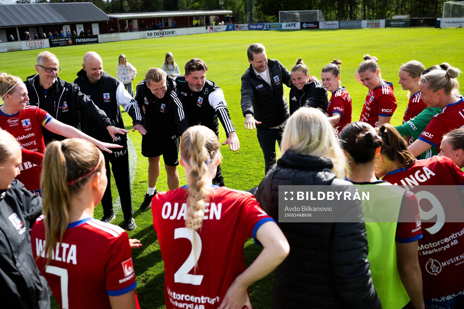 Vittsjös spelare och tränare jublar under fotbollsmatchen i Damallsvenskan mellan Vittsjö och Malmö FF den 24 maj 2025 i Vittsjö. 