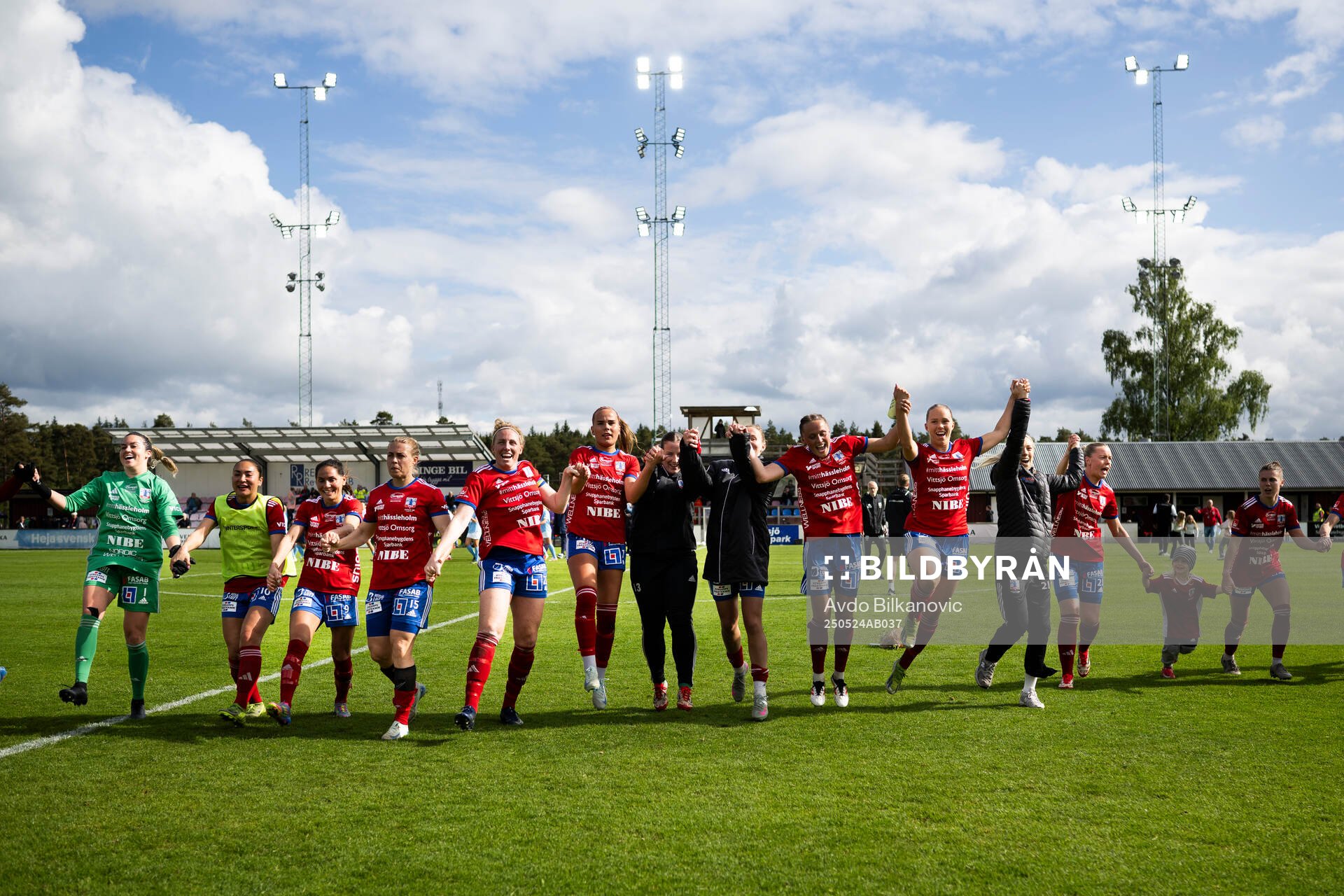 Vittsjös spelare jublar efter slutsignalen under fotbollsmatchen i Damallsvenskan mellan Vittsjö och Malmö FF den 24 maj 2025 i Vittsjö.